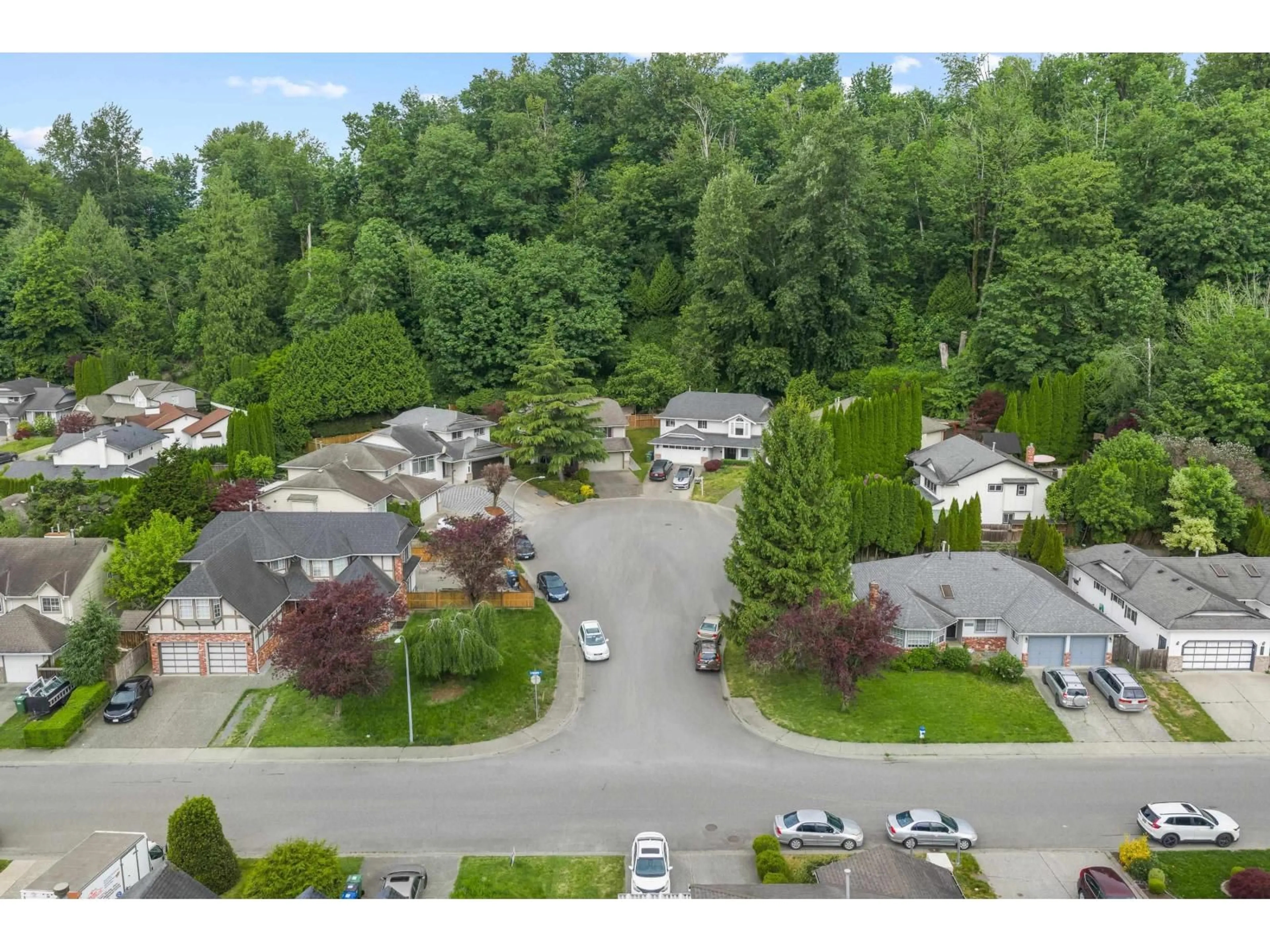 A pic from outside/outdoor area/front of a property/back of a property/a pic from drone, street for 31472 CROSSLEY COURT, Abbotsford British Columbia V2T5G8