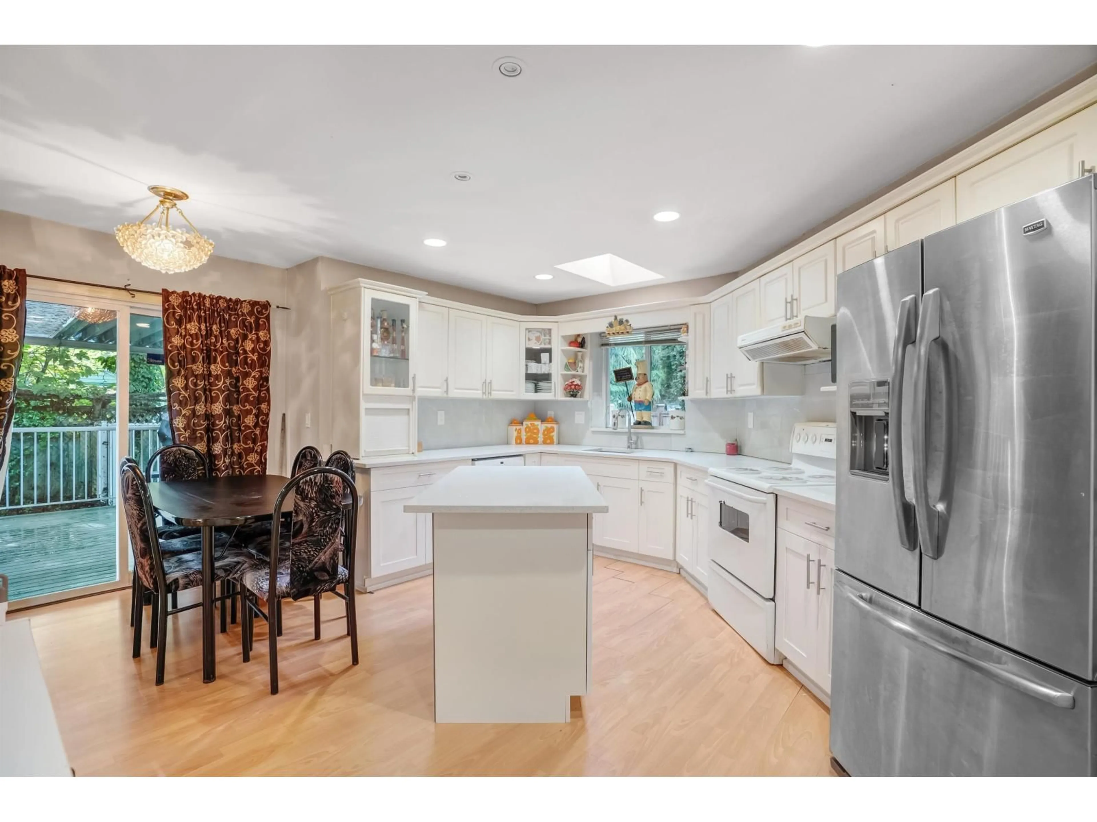 Open concept kitchen, ceramic/tile floor for 15829 87A AVENUE, Surrey British Columbia V4N4Z5