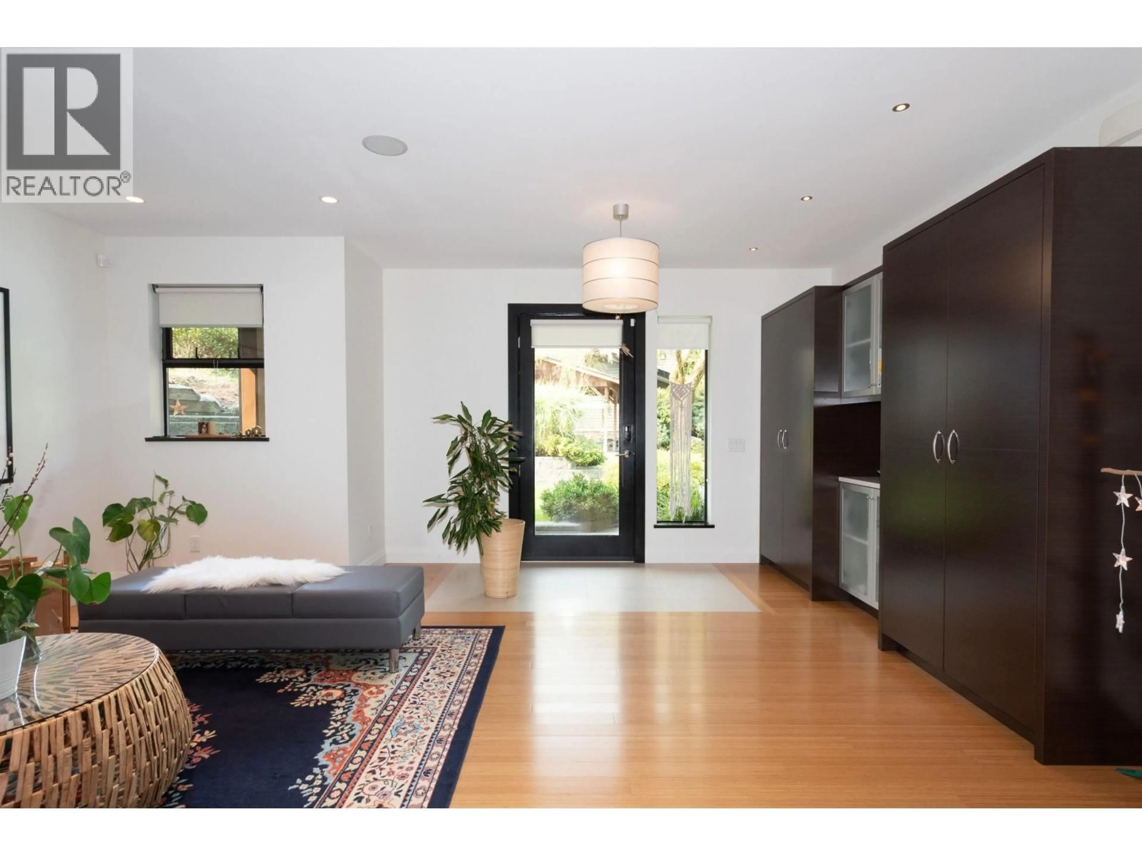 Indoor entryway for 1930 PANORAMA DRIVE, North Vancouver British Columbia V7G1V1