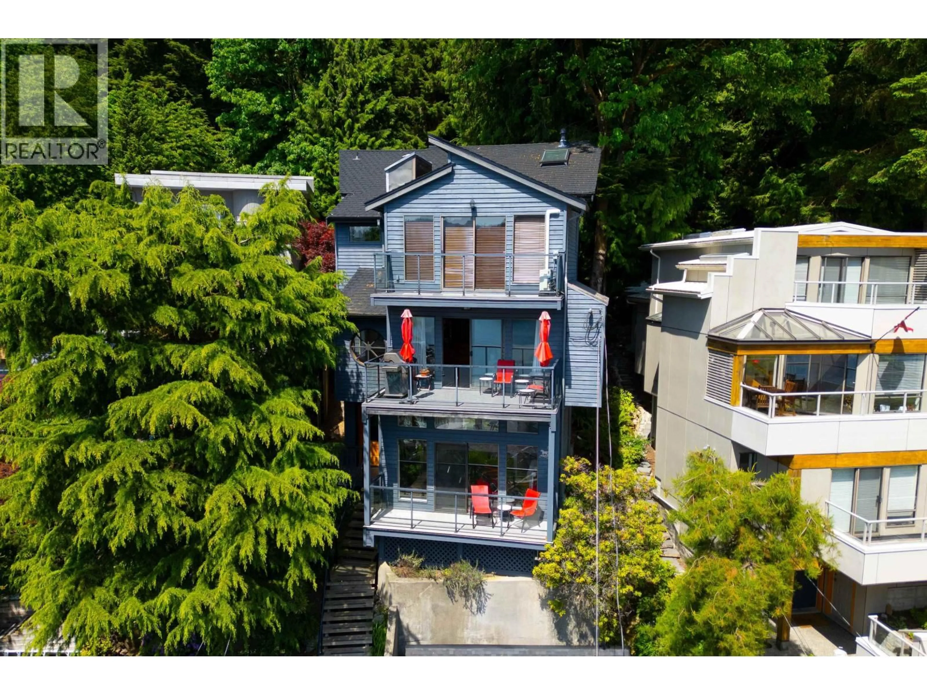 A pic from outside/outdoor area/front of a property/back of a property/a pic from drone, unknown for 2643 PANORAMA DRIVE, North Vancouver British Columbia V7G1V7