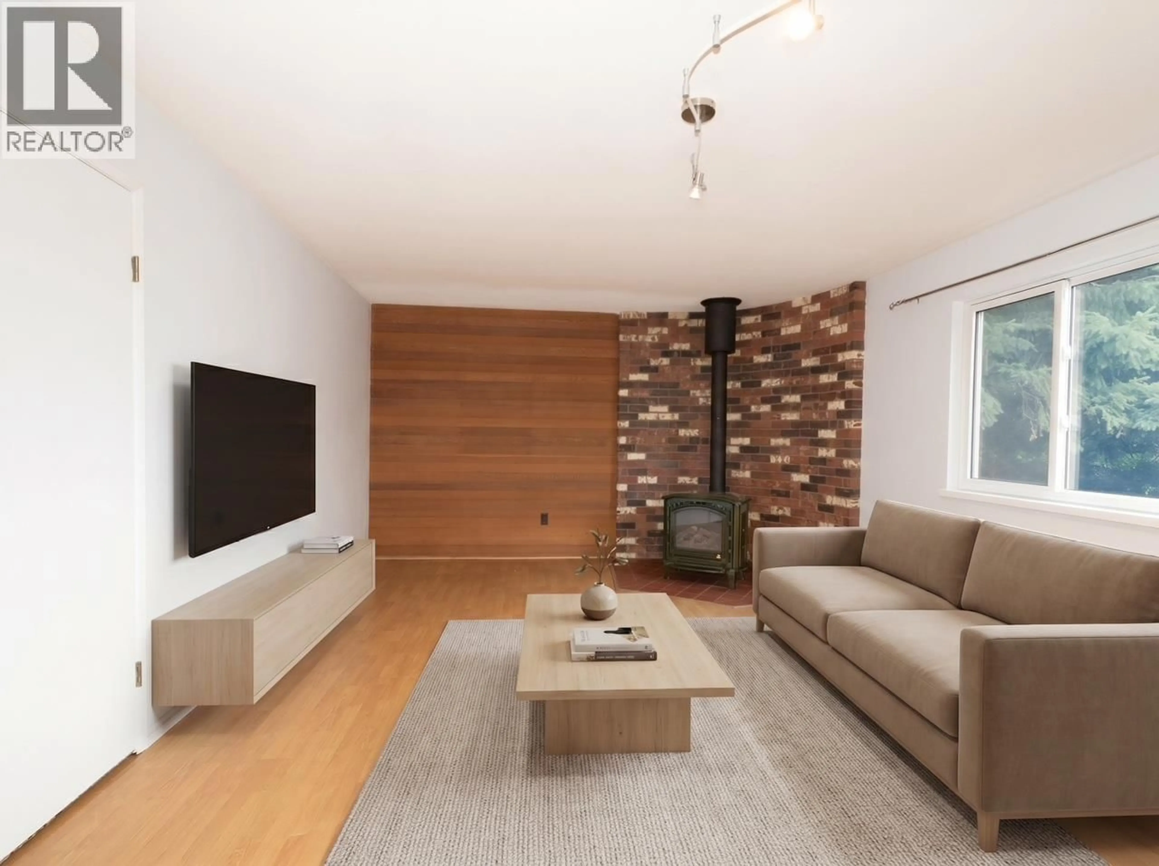 Living room with furniture, wood/laminate floor for 1285 LUCKING PLACE, North Vancouver British Columbia V7J3L5