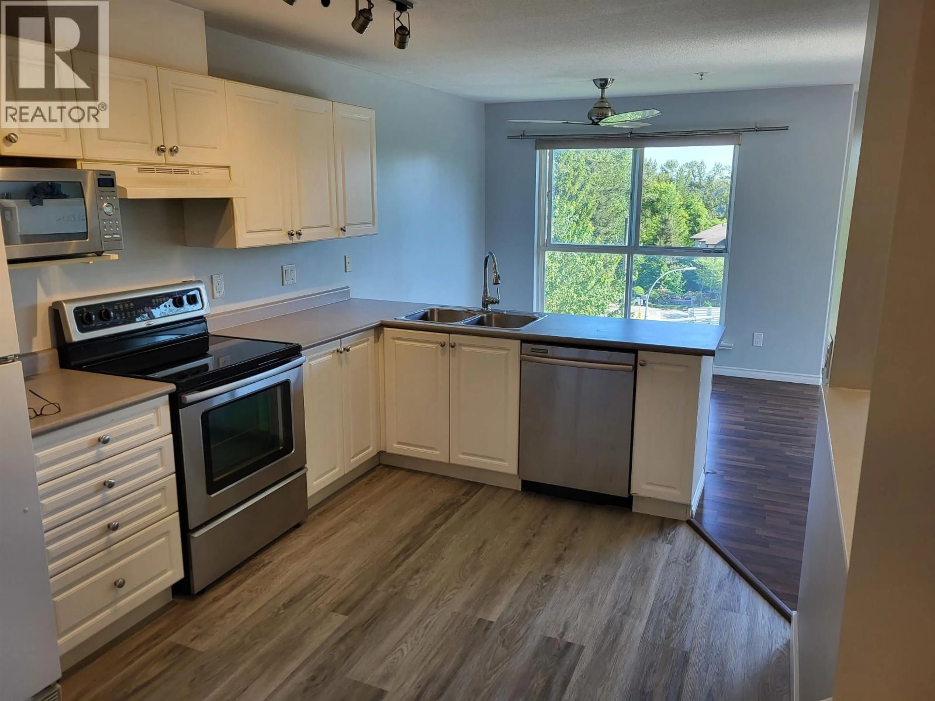 Open concept kitchen, wood/laminate floor for 505 - 22230 NORTH AVENUE, Maple Ridge British Columbia V2X2L5