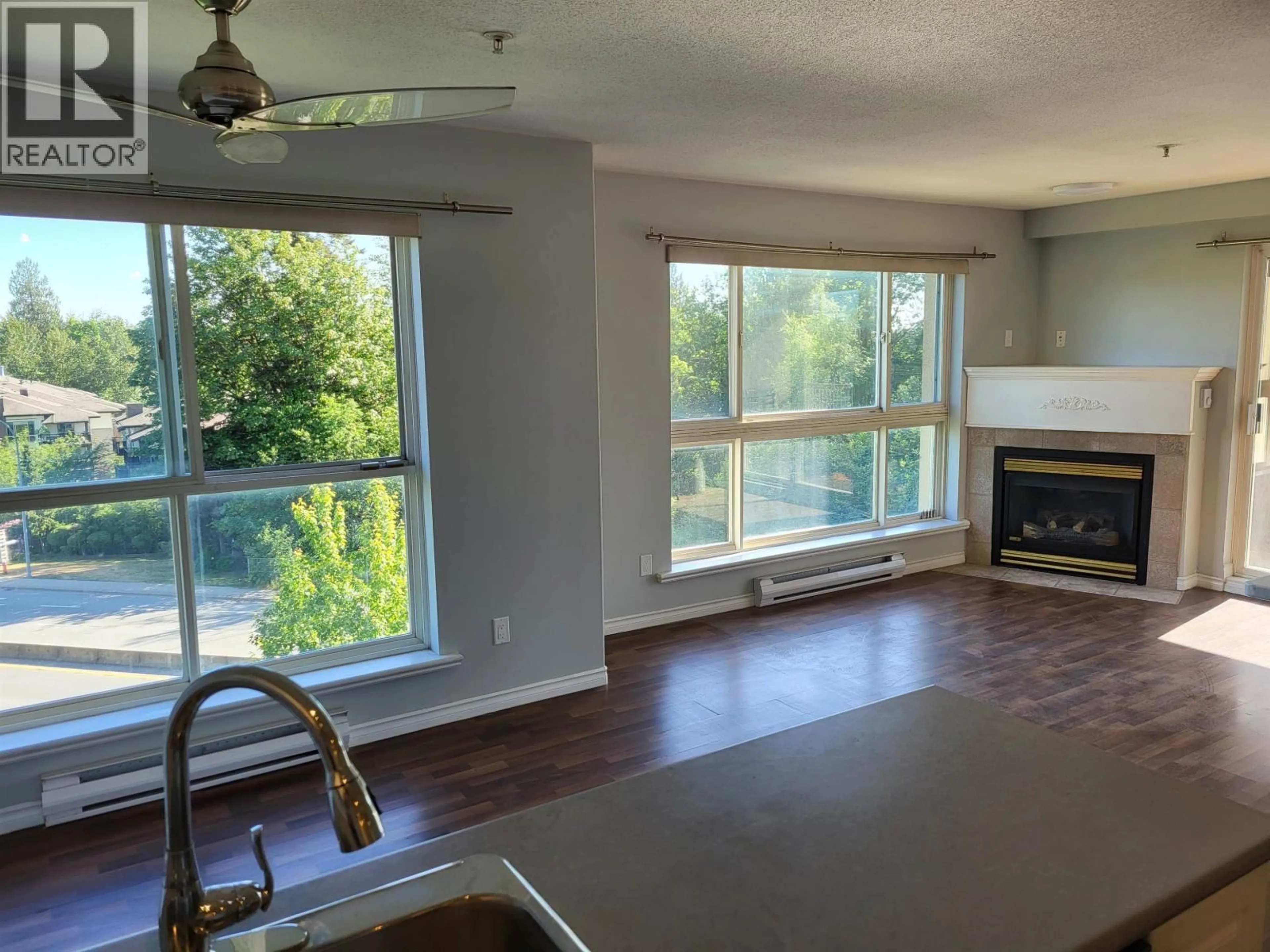 Open concept kitchen, wood/laminate floor for 505 - 22230 NORTH AVENUE, Maple Ridge British Columbia V2X2L5