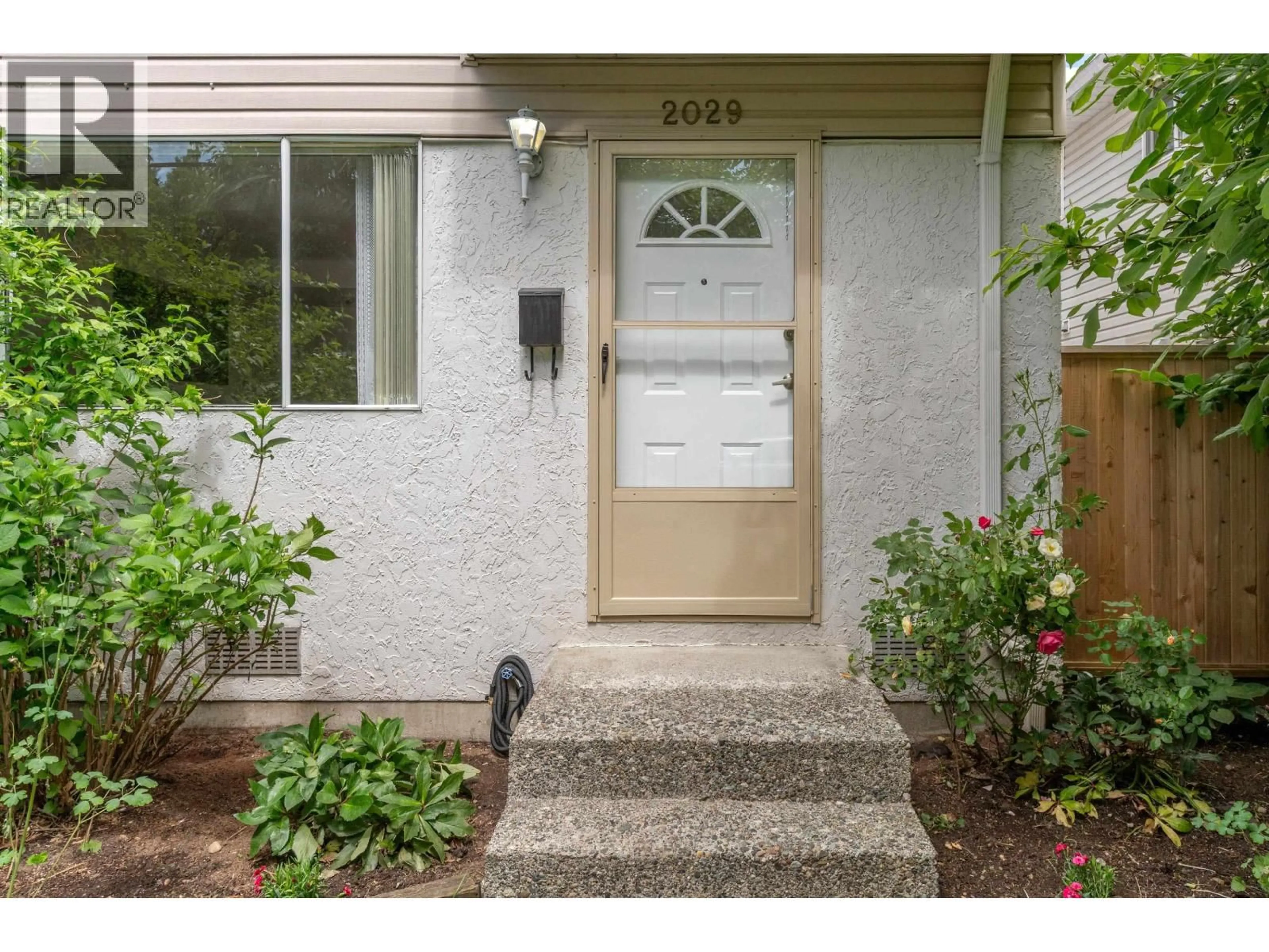 Indoor entryway for 2029 FRASER AVENUE, Port Coquitlam British Columbia V3B1N5