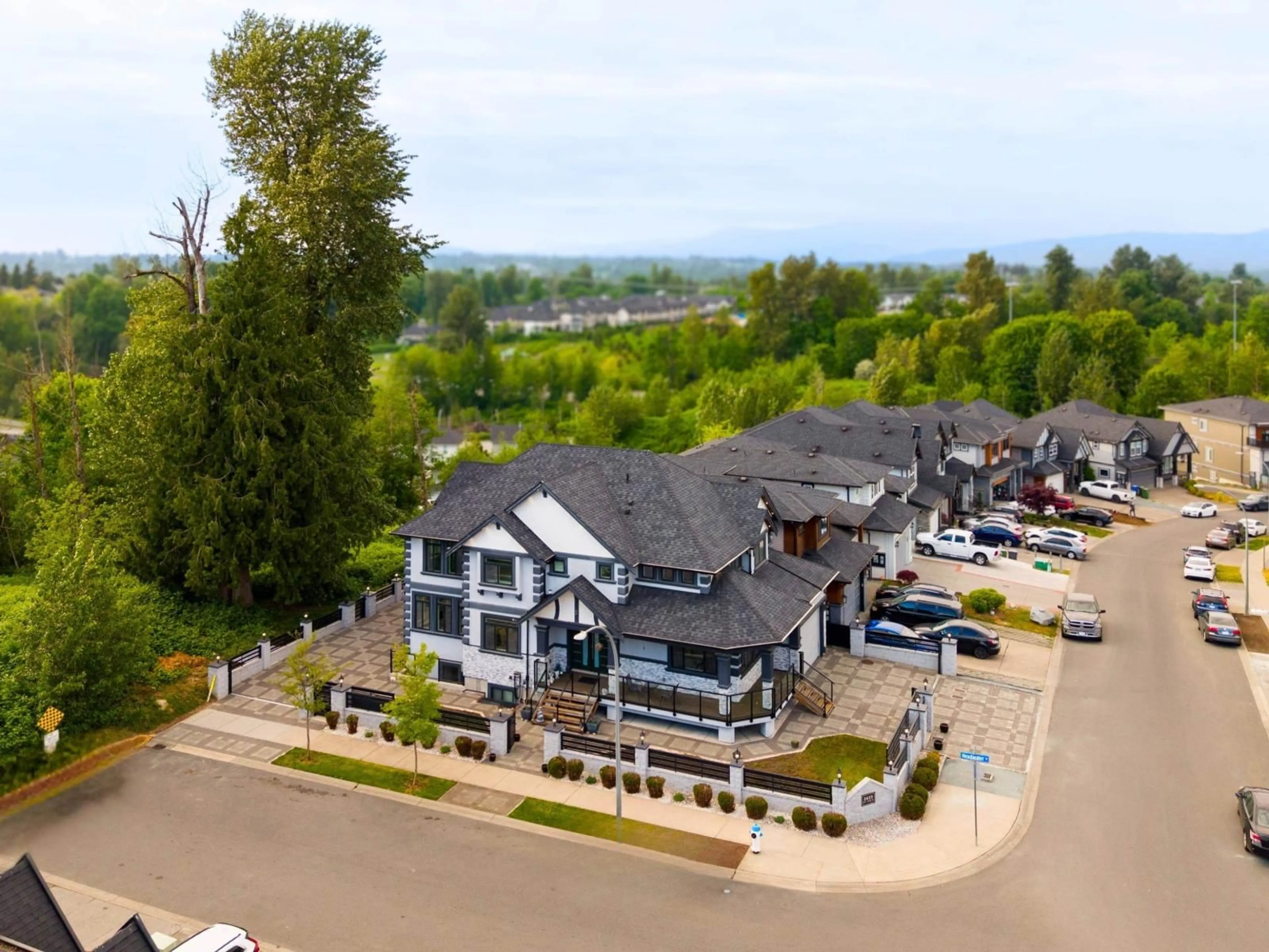 A pic from outside/outdoor area/front of a property/back of a property/a pic from drone, mountain view for 3439 HILL PARK PLACE, Abbotsford British Columbia V2T0G4