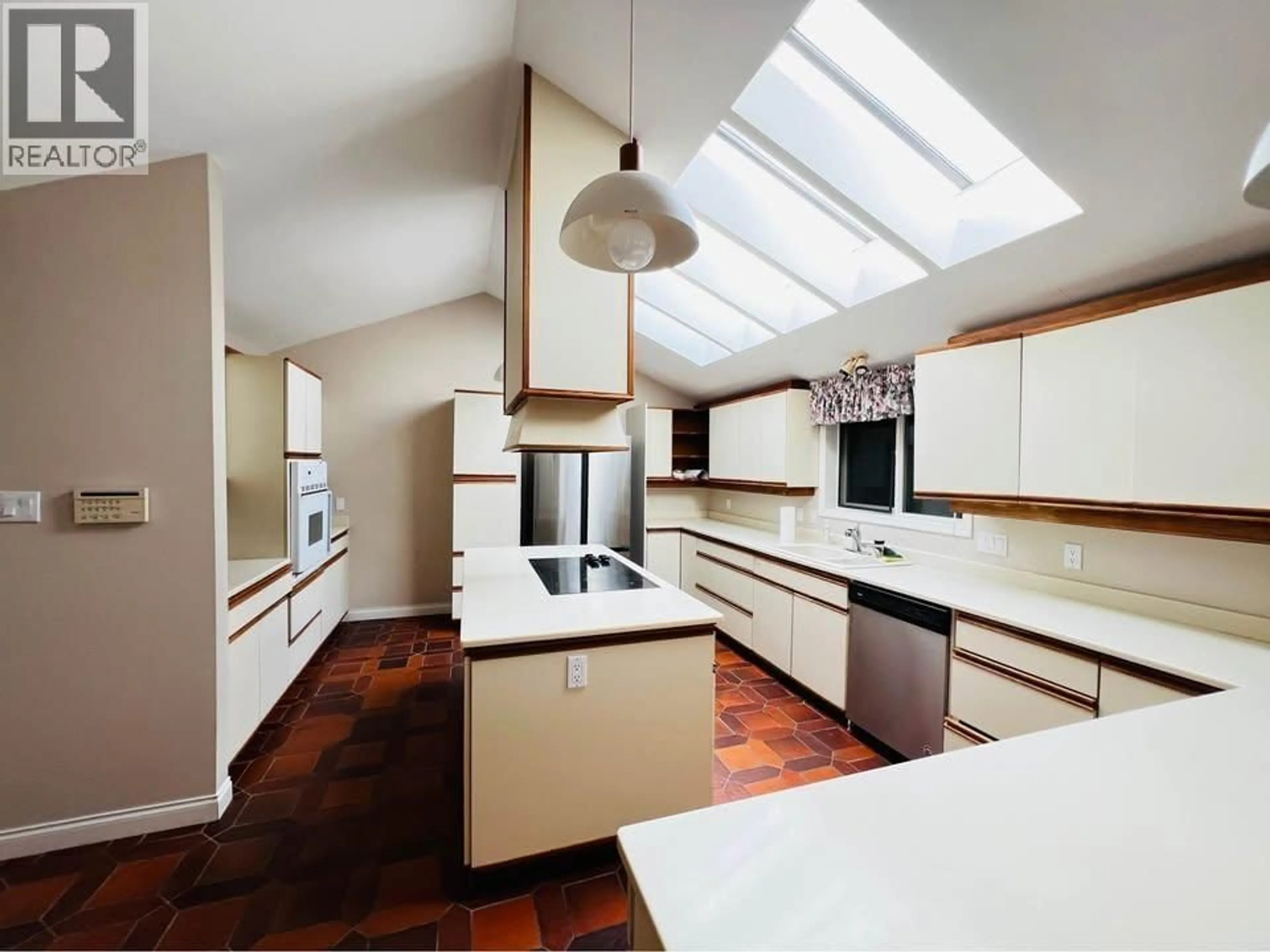 Contemporary kitchen, unknown for 1052 JACKSON WAY, Delta British Columbia V4L1W4