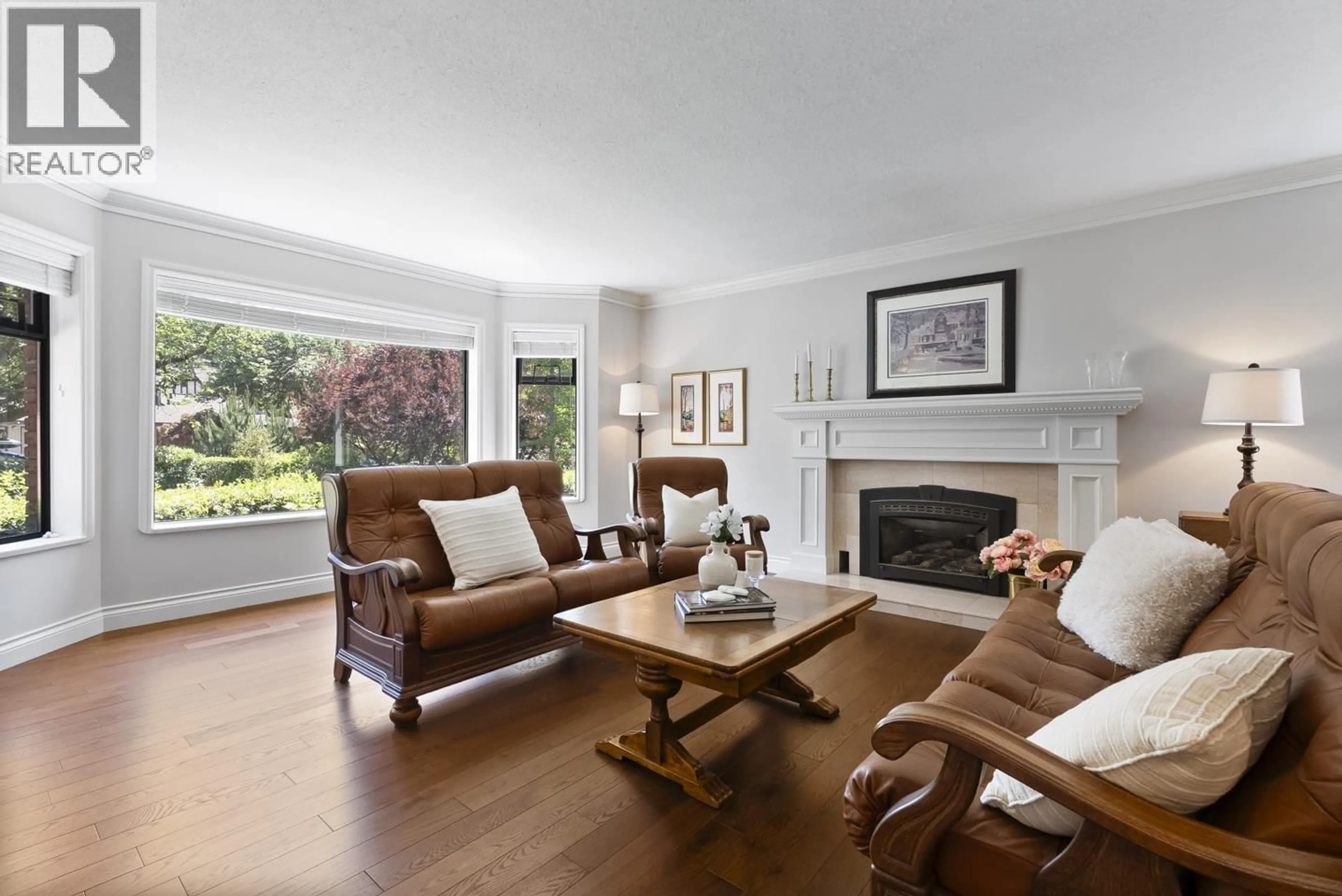 Living room with furniture, wood/laminate floor for 9927 RATHBURN DRIVE, Burnaby British Columbia V3J7J5