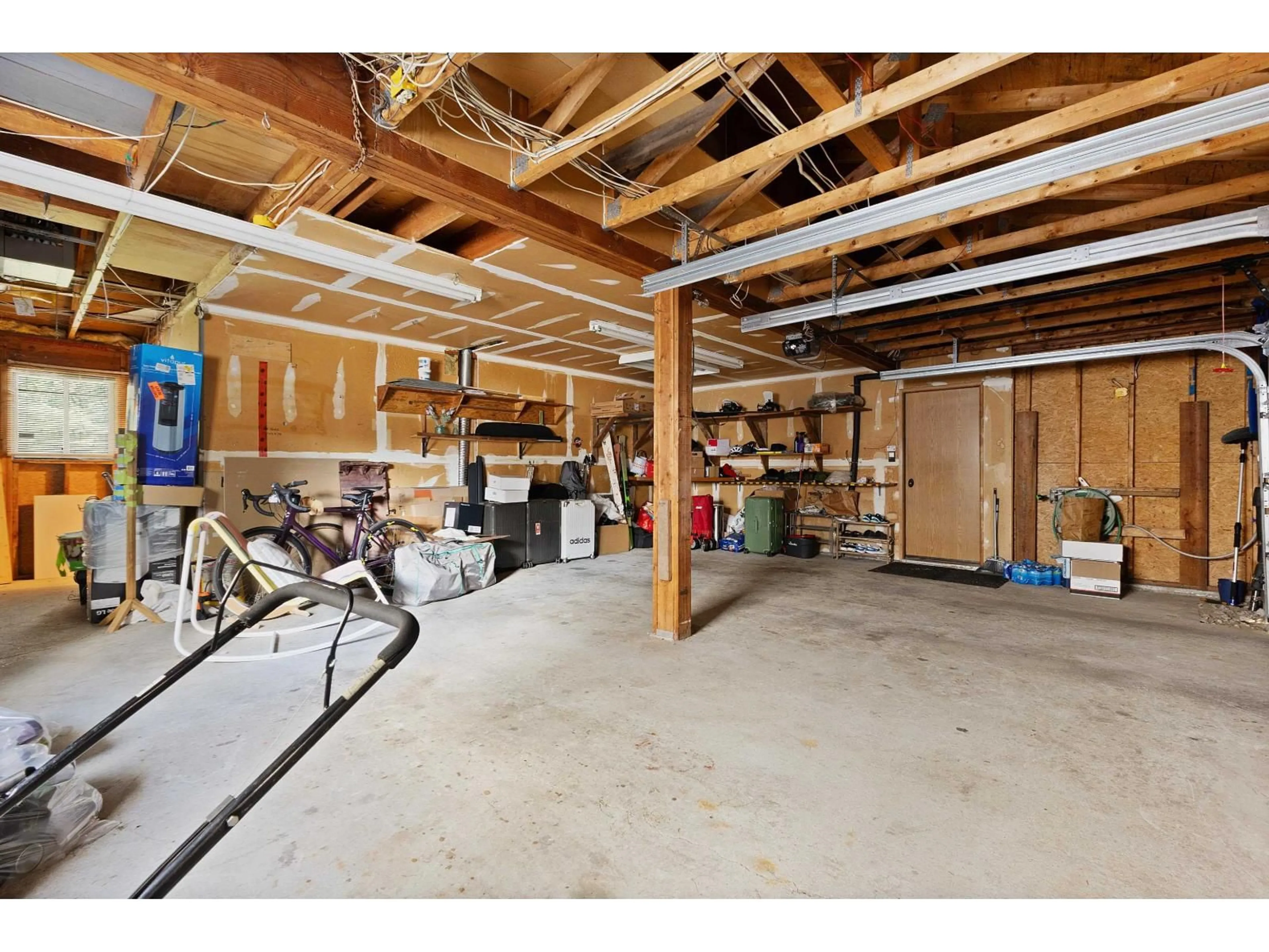 Indoor garage for 15971 101A AVENUE, Surrey British Columbia V4N2N6