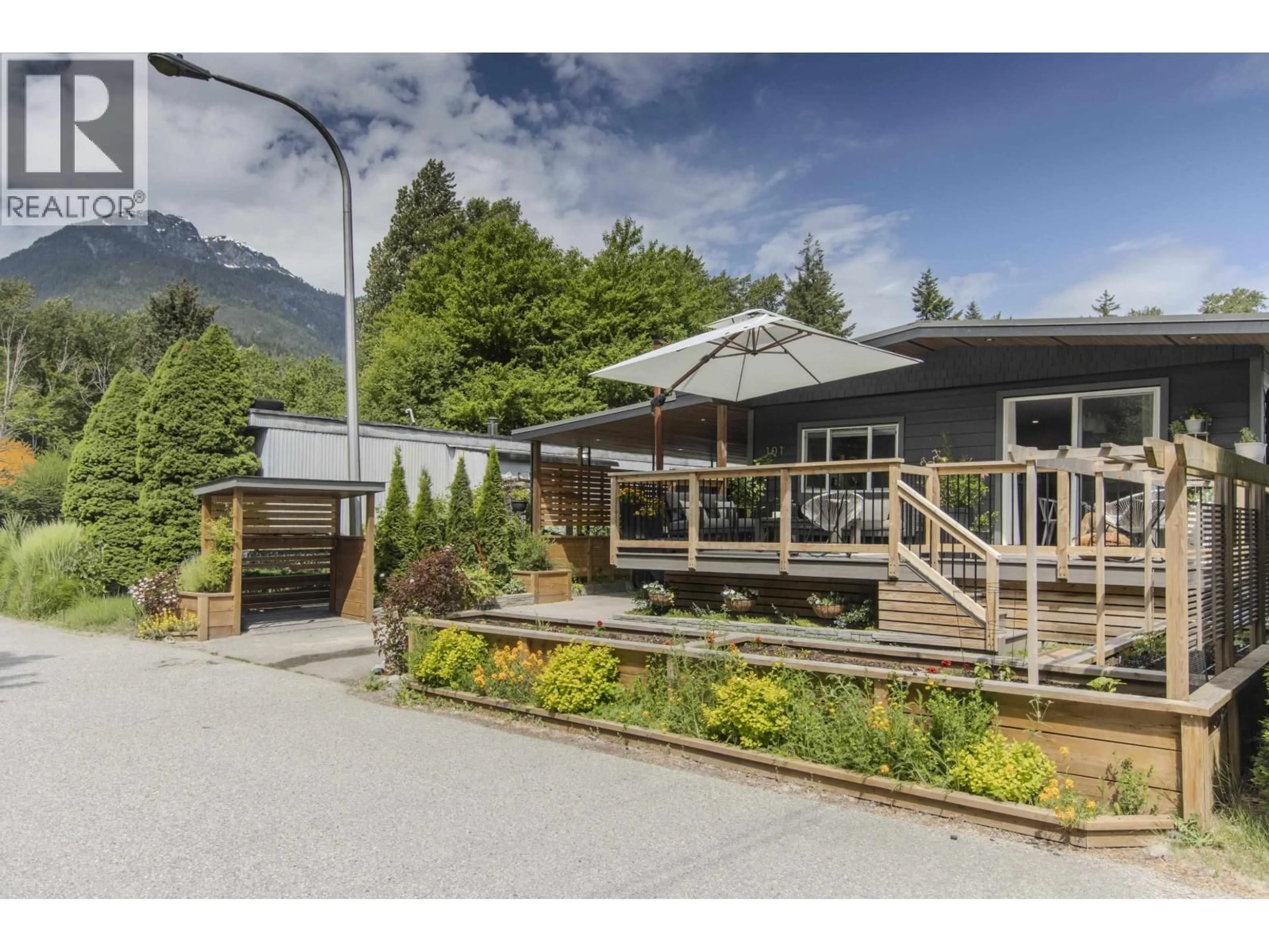 Patio, mountain view for 101 - 40157 GOVERNMENT ROAD, Squamish British Columbia V8B0B3
