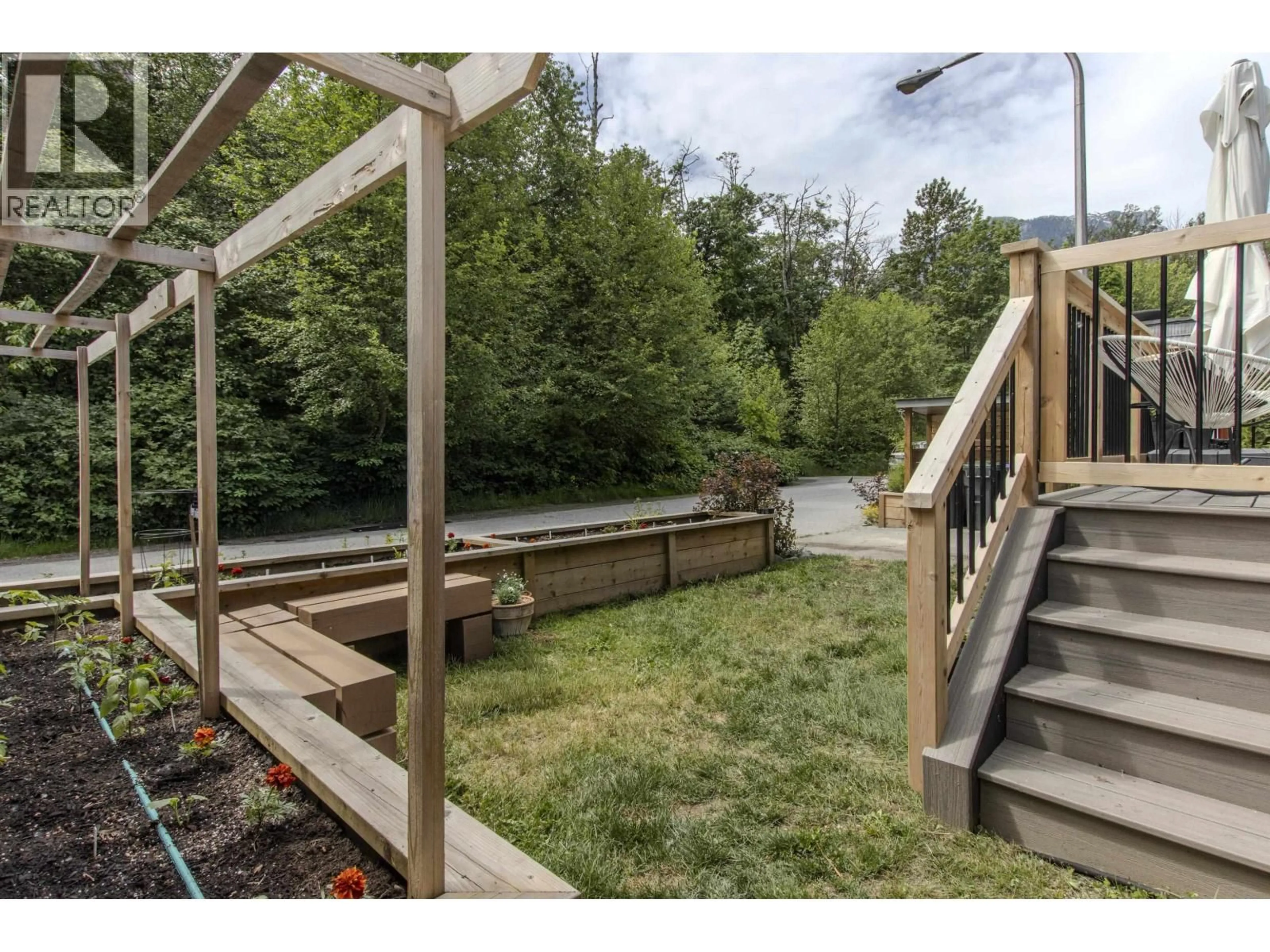 Patio, mountain view for 101 - 40157 GOVERNMENT ROAD, Squamish British Columbia V8B0B3