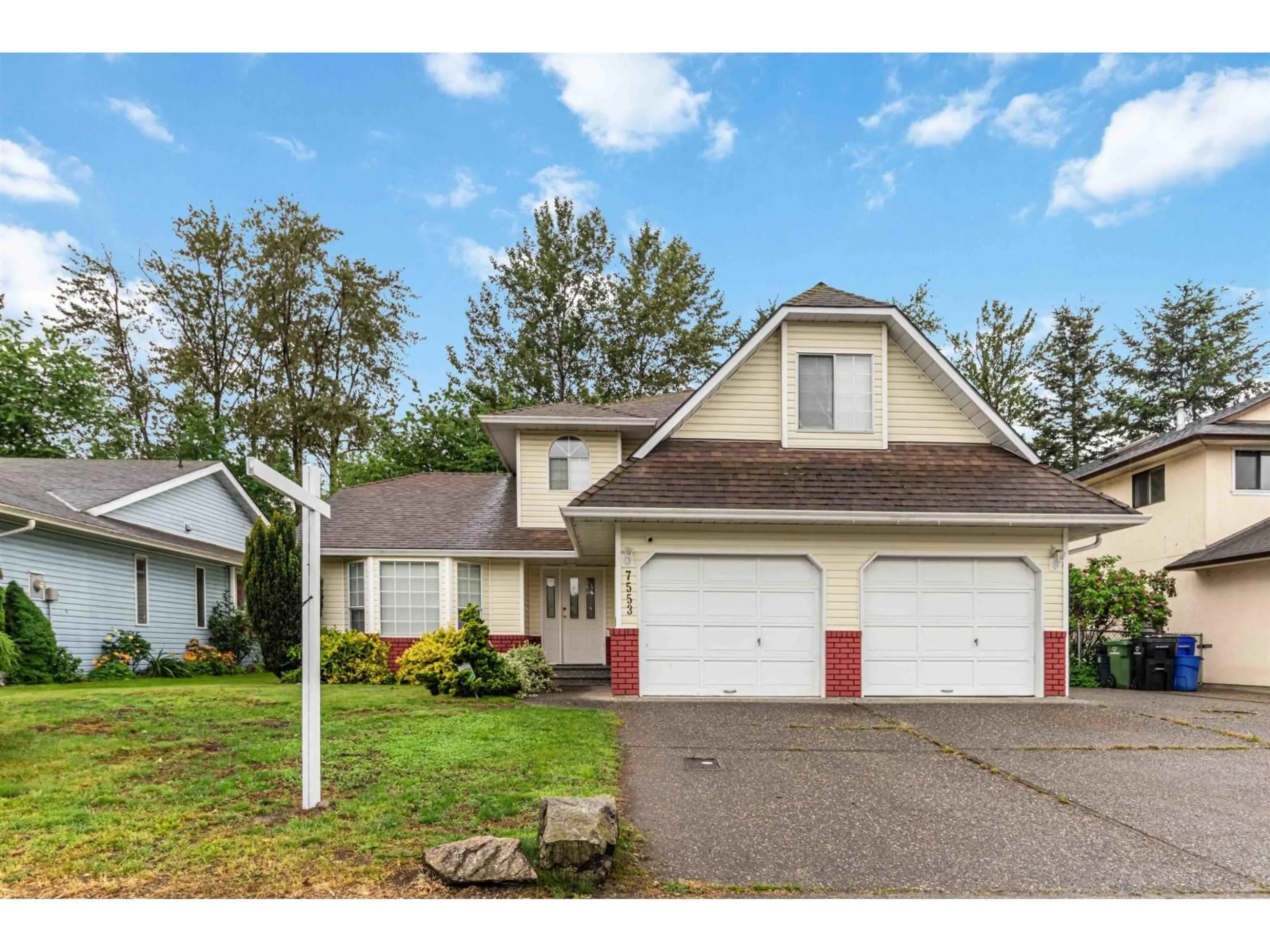 Home with vinyl exterior material, street for 7553 SAPPHIRE DRIVE, Chilliwack British Columbia V2R3B3