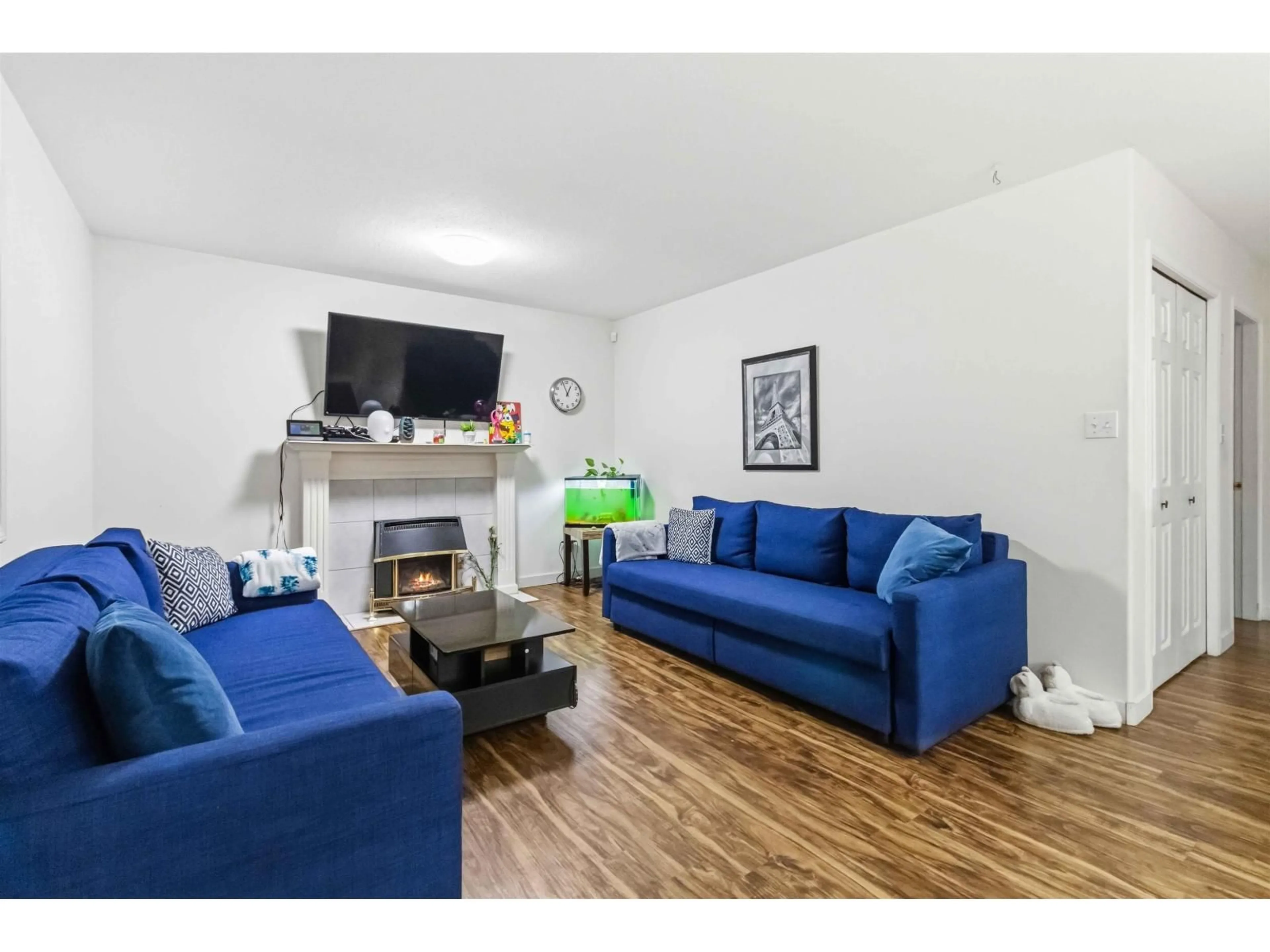 Living room with furniture, wood/laminate floor for 7553 SAPPHIRE DRIVE, Chilliwack British Columbia V2R3B3