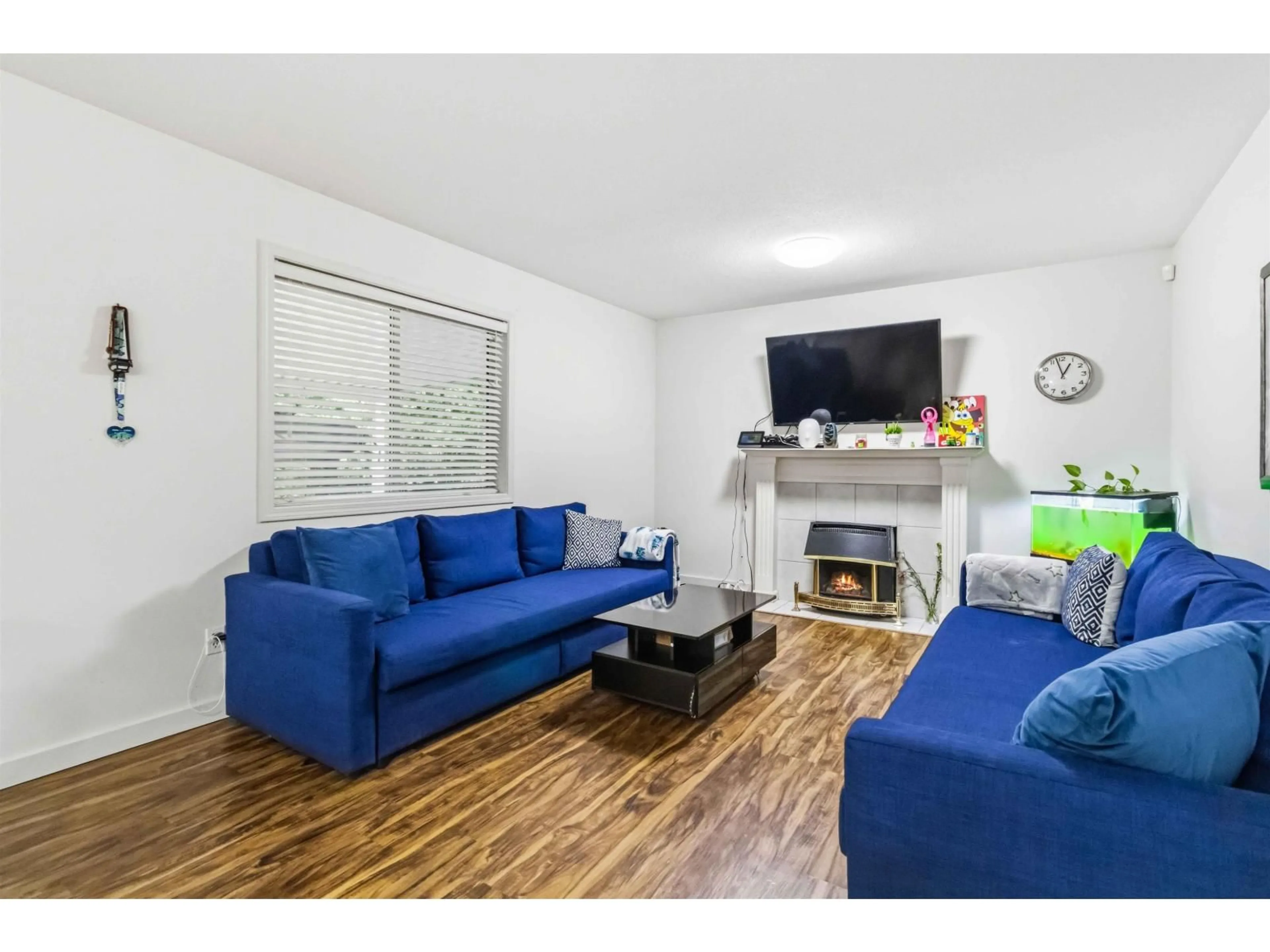 Living room with furniture, wood/laminate floor for 7553 SAPPHIRE DRIVE, Chilliwack British Columbia V2R3B3