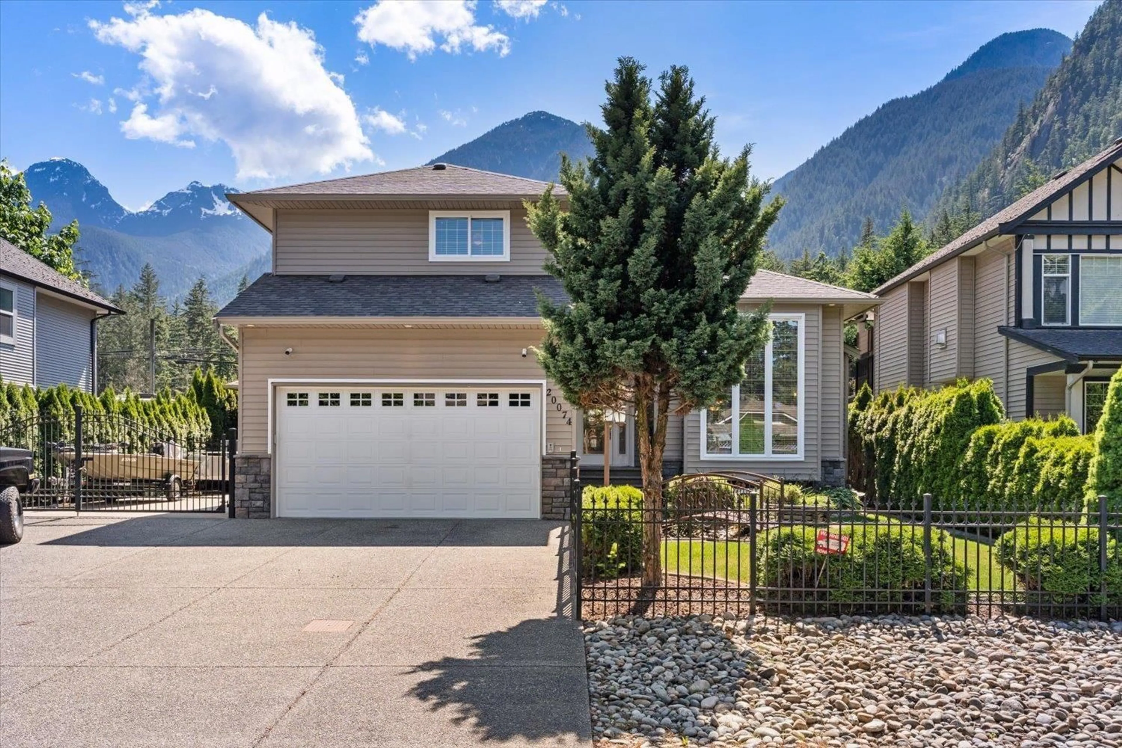 Home with vinyl exterior material, mountain view for 20074 BIRCH PLACE, Hope British Columbia V0X1L2