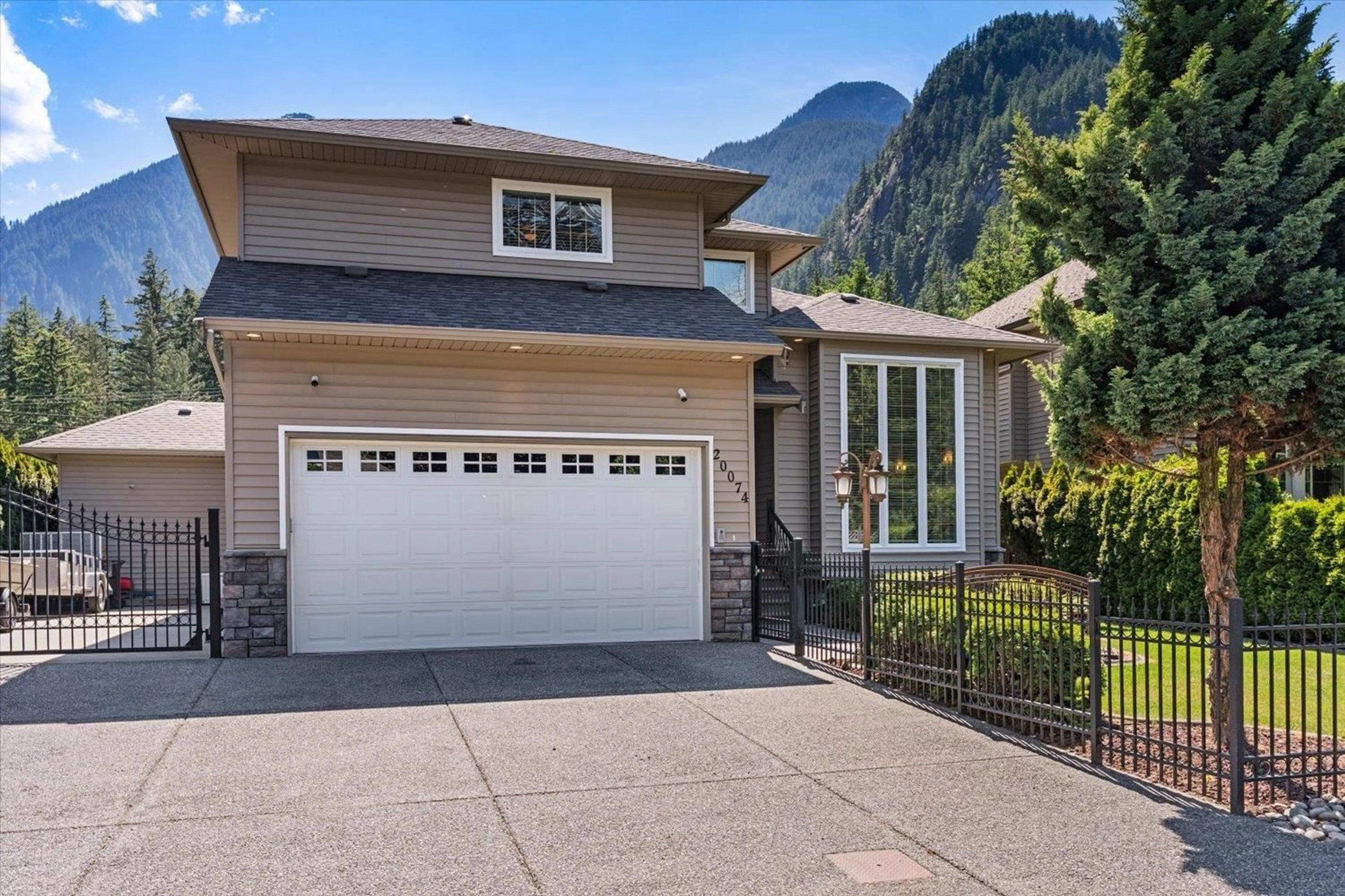 Home with vinyl exterior material, mountain view for 20074 BIRCH PLACE, Hope British Columbia V0X1L2