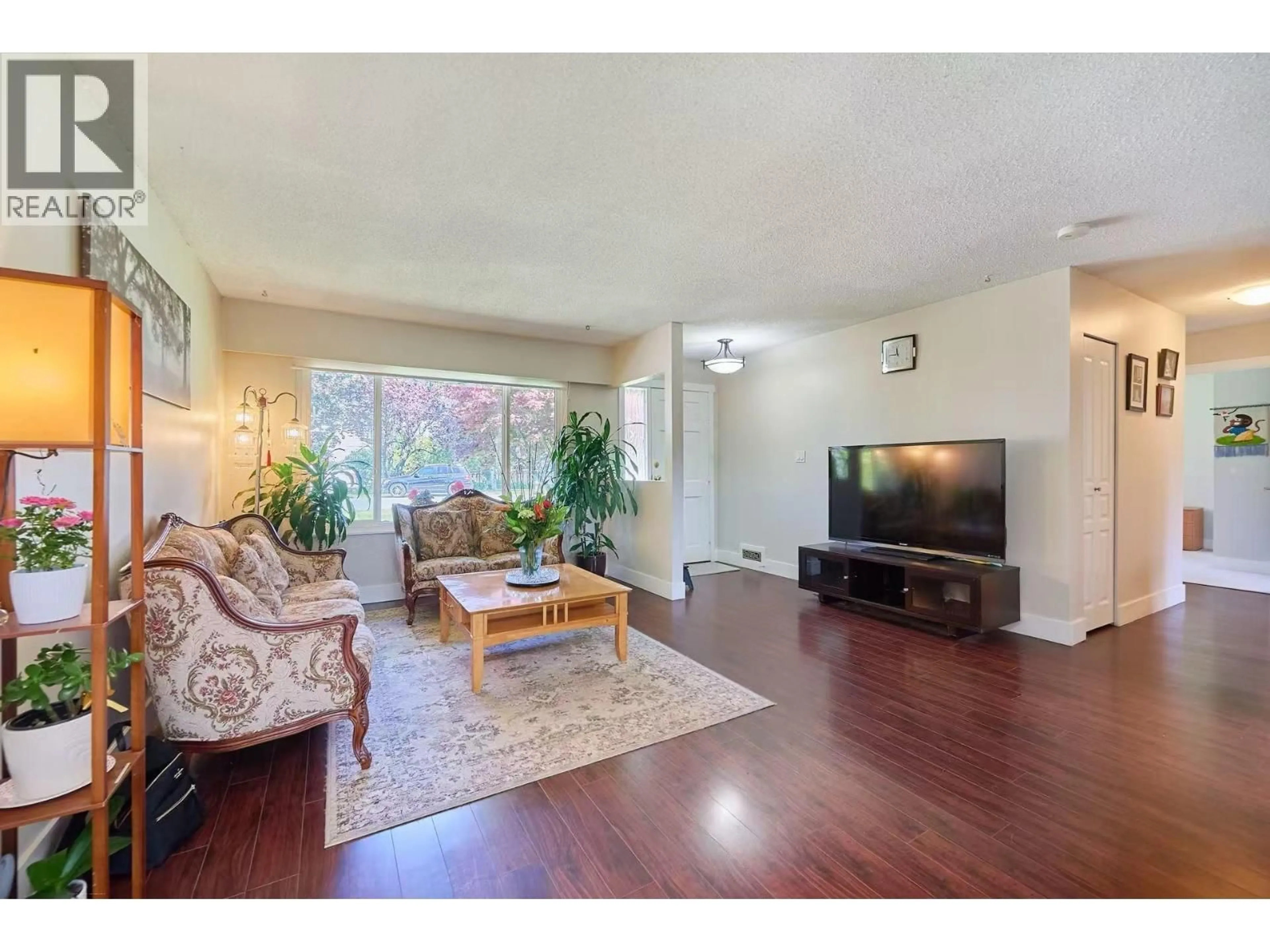 Living room with furniture, wood/laminate floor for 6086 49 AVENUE, Delta British Columbia V4K1Z1