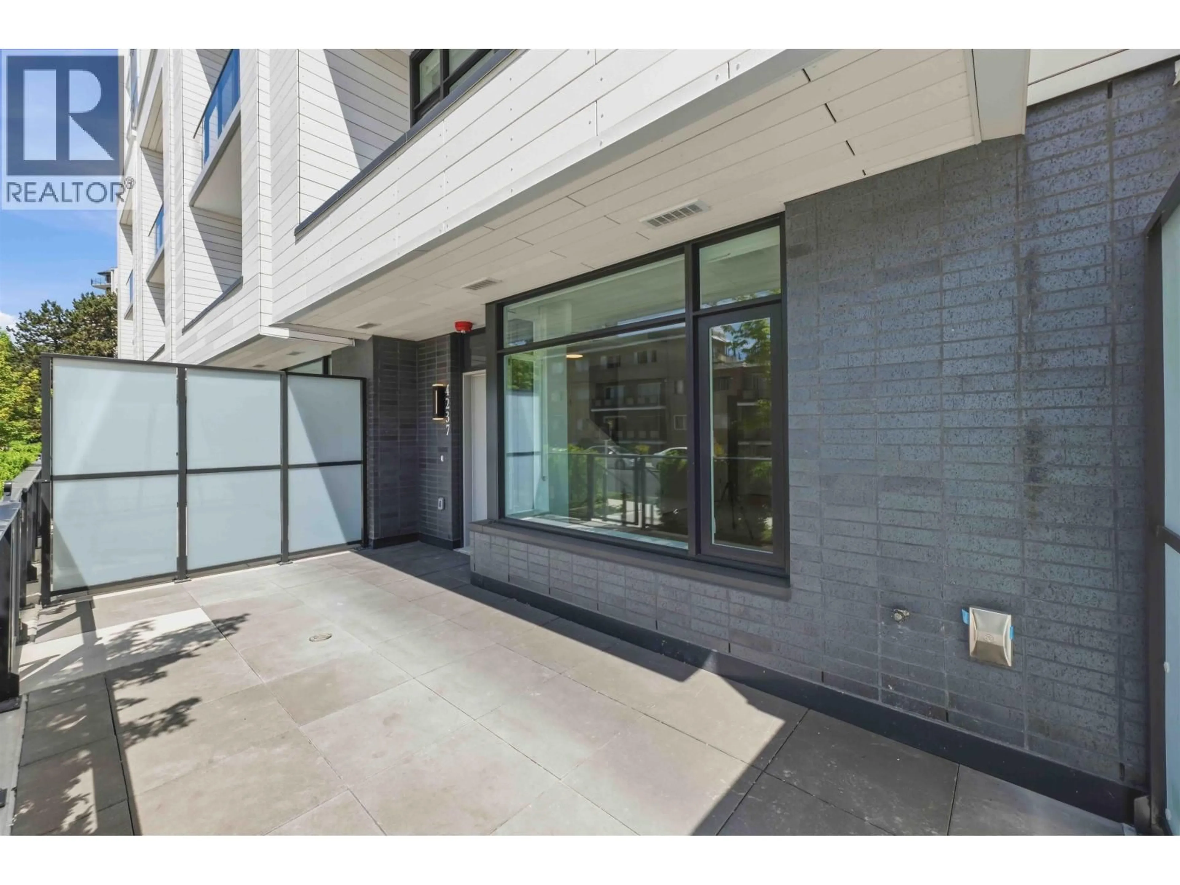 Indoor foyer for 4237 MAYWOOD STREET, Burnaby British Columbia V5H0L3