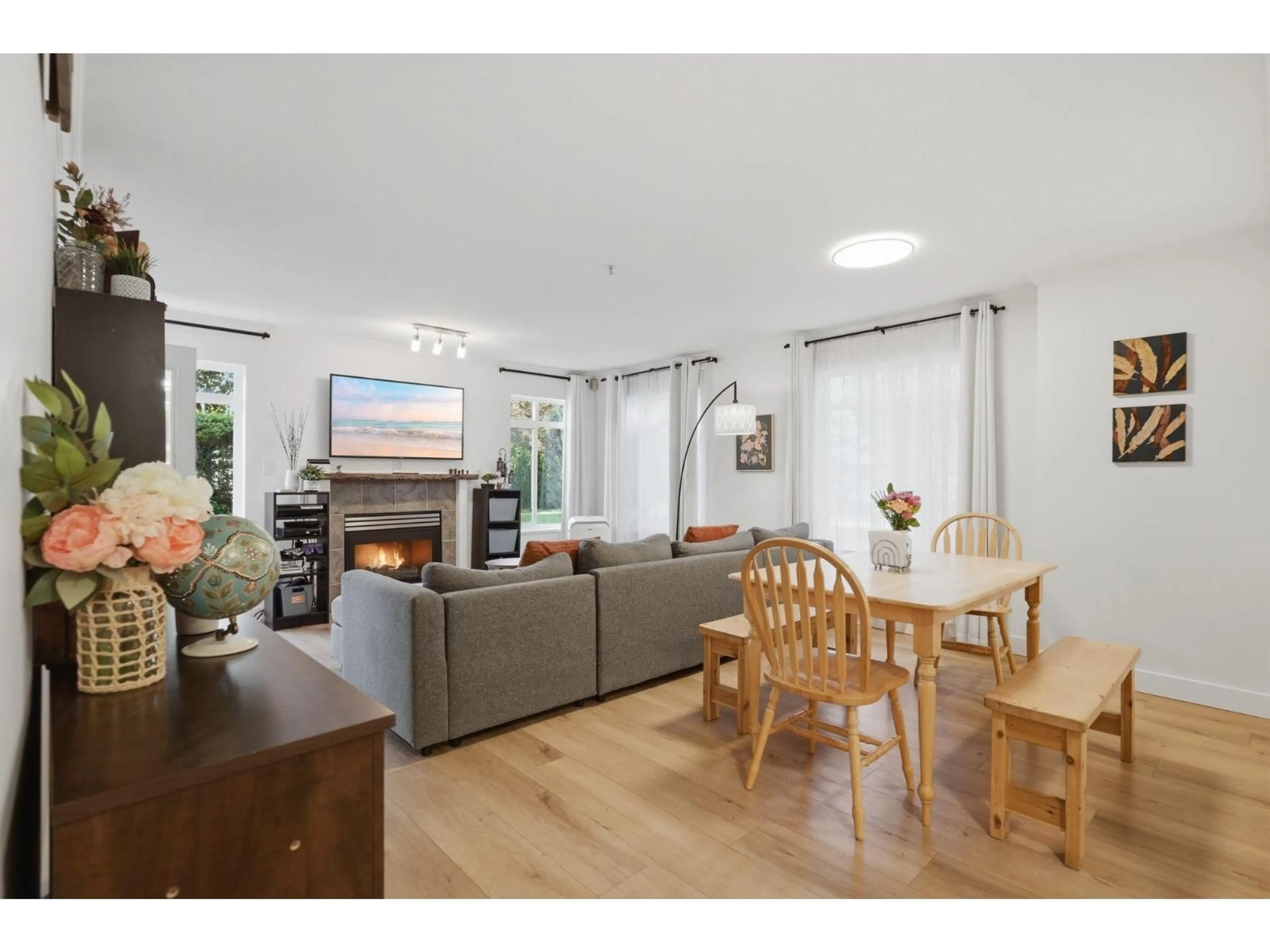 Living room with furniture, wood/laminate floor for 117 - 32085 GEORGE FERGUSON WAY, Abbotsford British Columbia V2T2K7