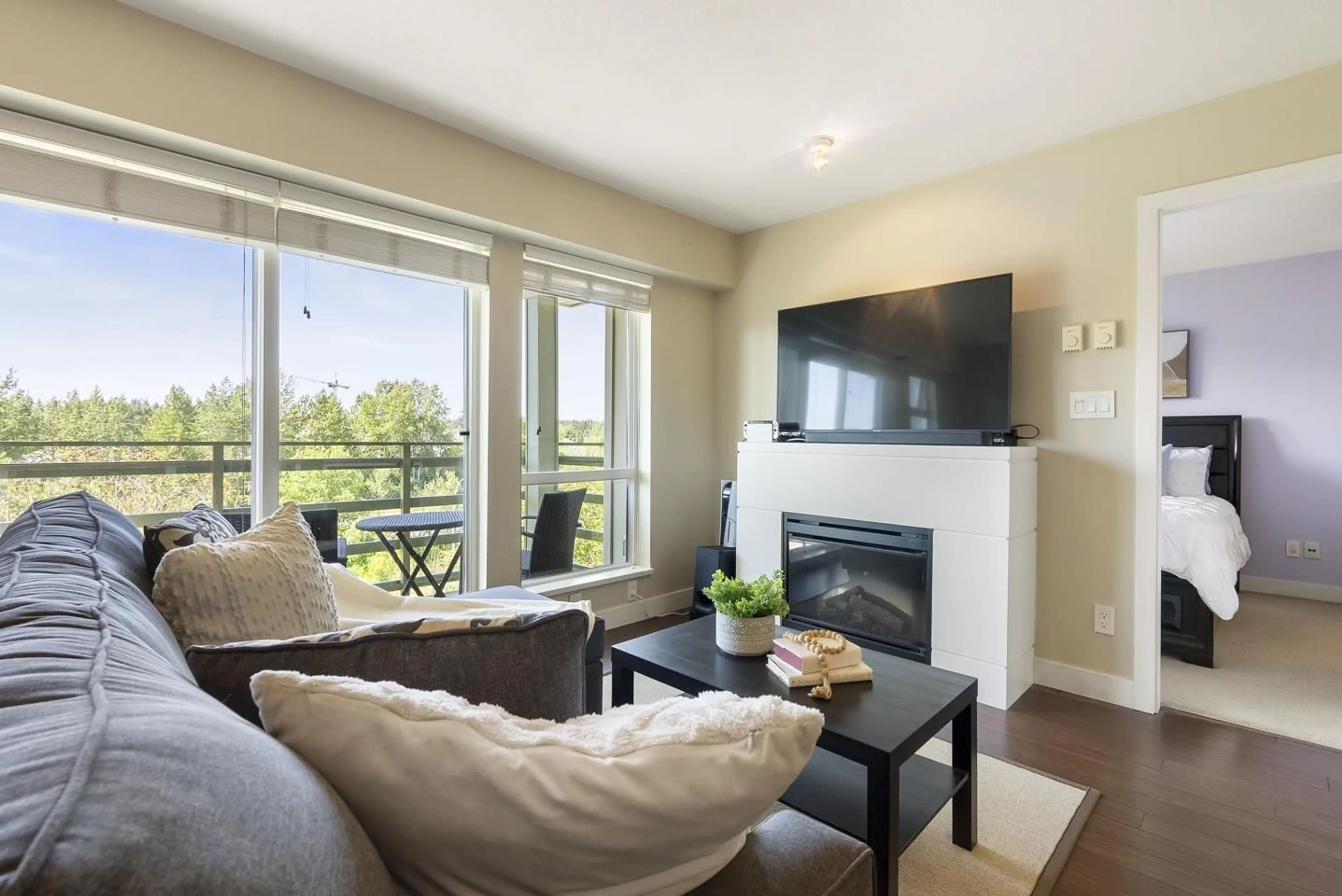 Living room with furniture, wood/laminate floor for 414 - 15735 CROYDON DRIVE, Surrey British Columbia V3S2L5