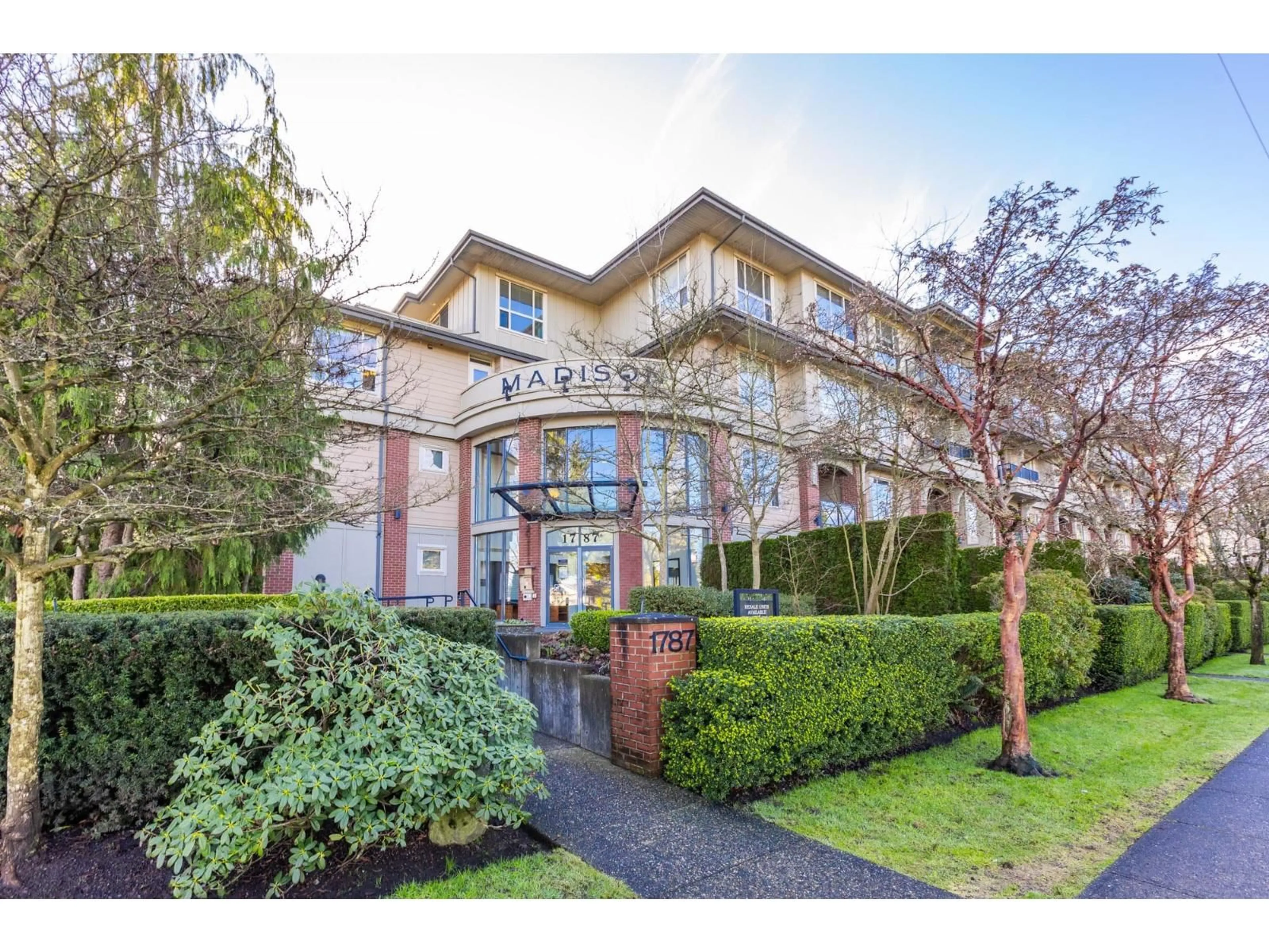Indoor foyer for 112 - 1787 154 STREET, Surrey British Columbia V4A4S1