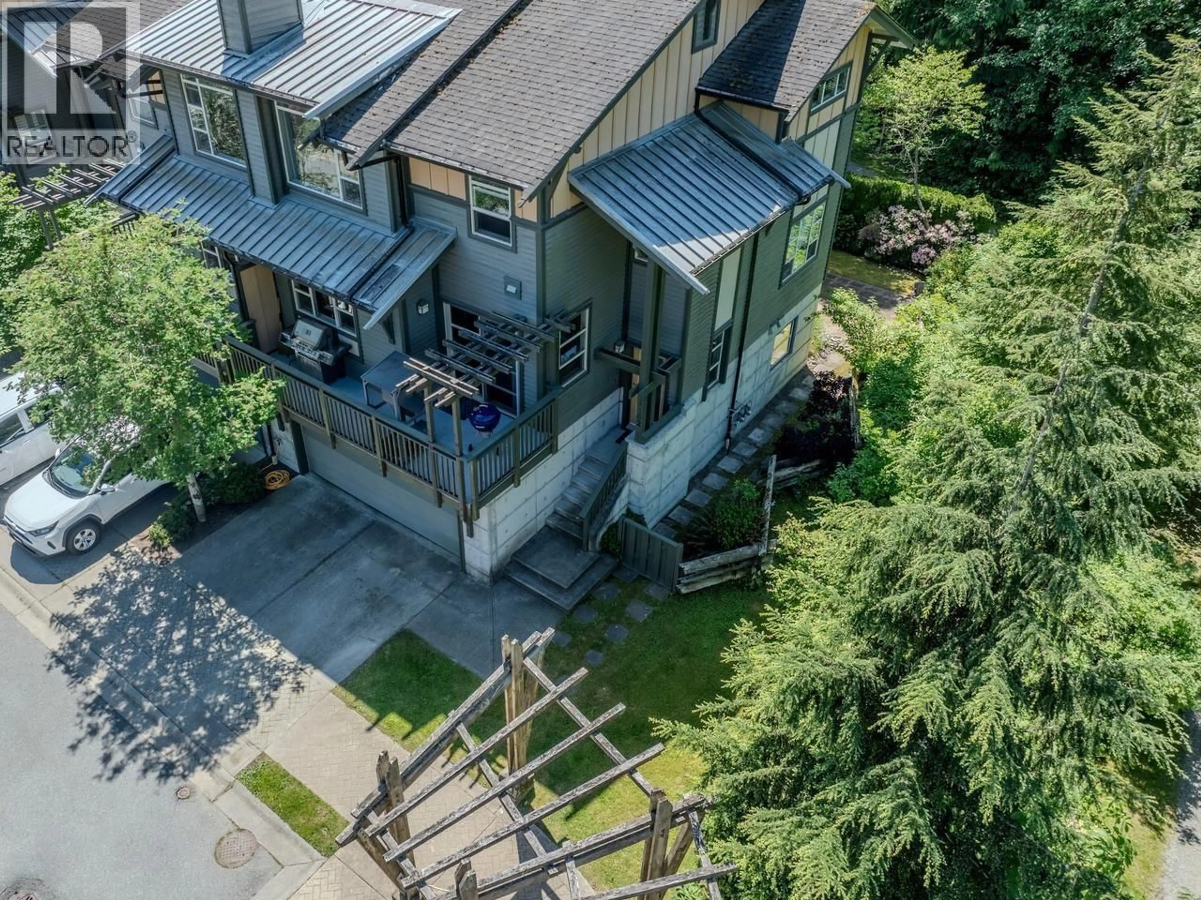 A pic from outside/outdoor area/front of a property/back of a property/a pic from drone, unknown for 1162 VILLAGE GREEN WAY, Squamish British Columbia V8B0A9