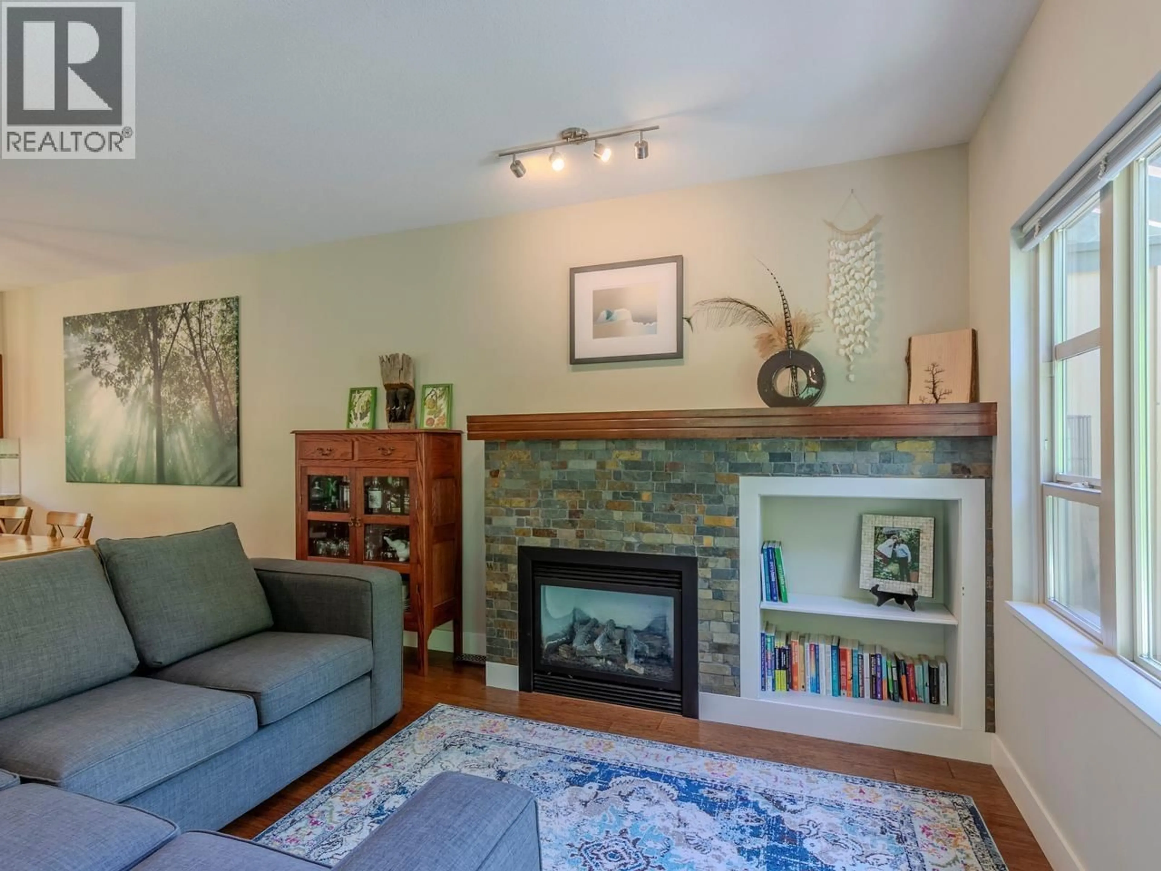 Living room with furniture, wood/laminate floor for 1162 VILLAGE GREEN WAY, Squamish British Columbia V8B0A9