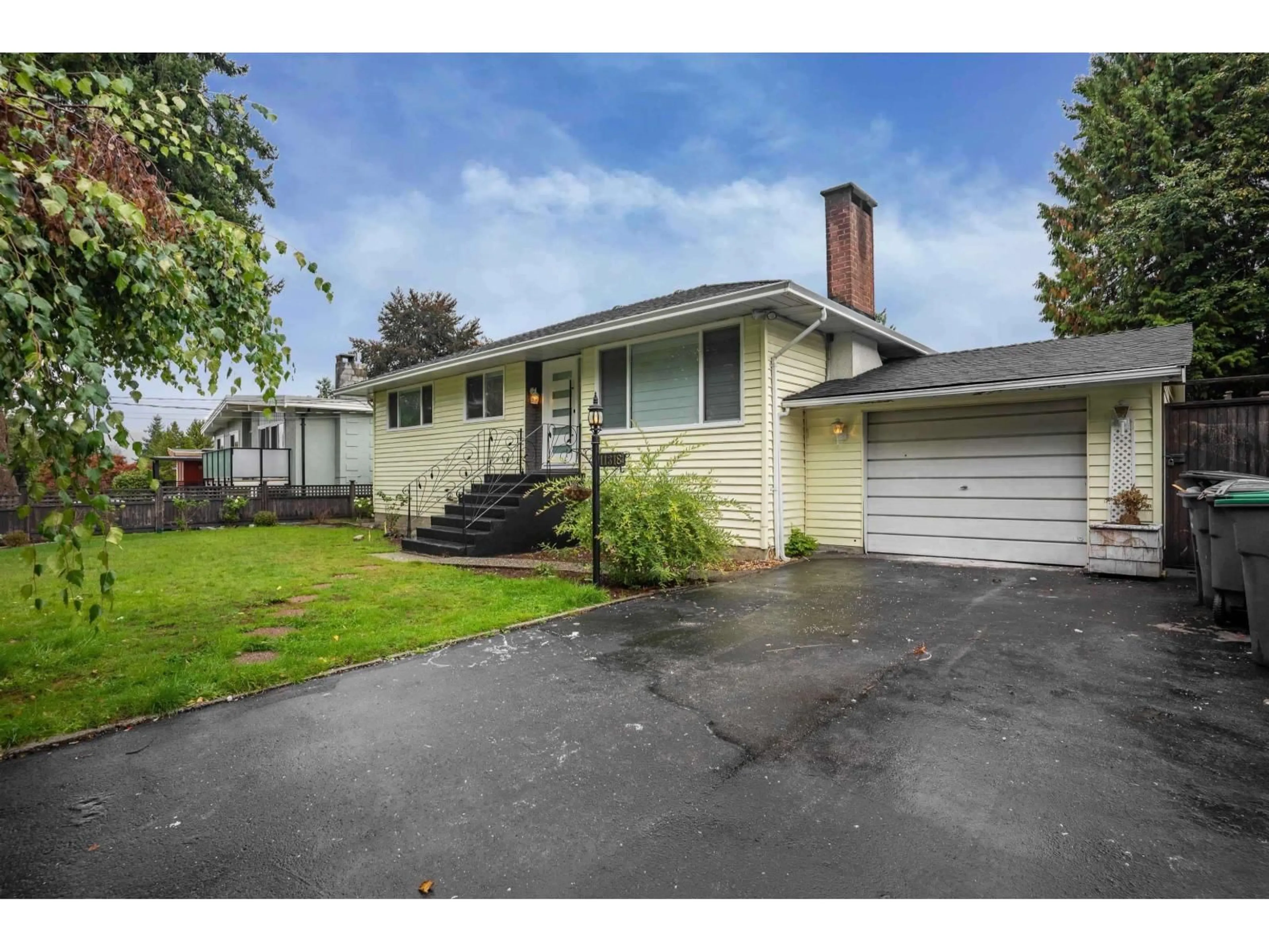 Home with vinyl exterior material, street for 11318 GLEN AVON DRIVE, Surrey British Columbia V3R4Y5