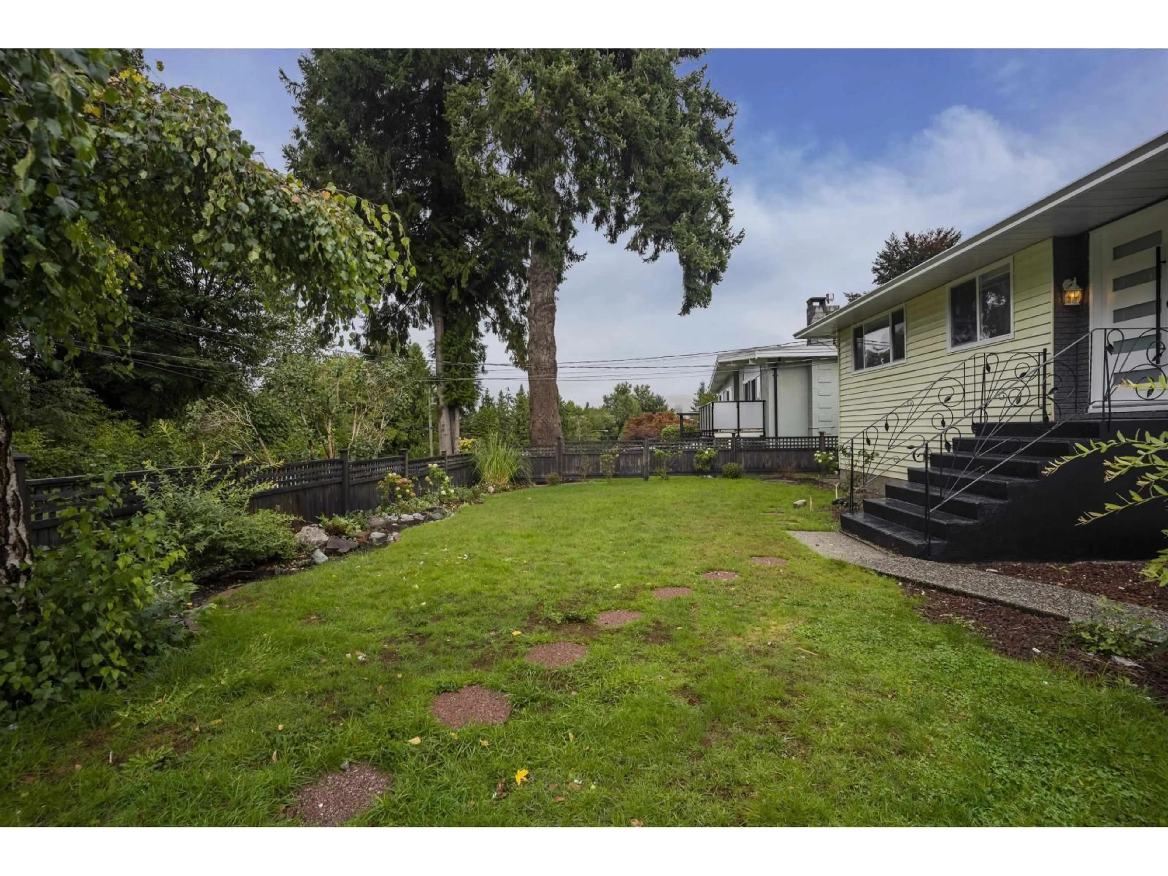 A pic from outside/outdoor area/front of a property/back of a property/a pic from drone, unknown for 11318 GLEN AVON DRIVE, Surrey British Columbia V3R4Y5