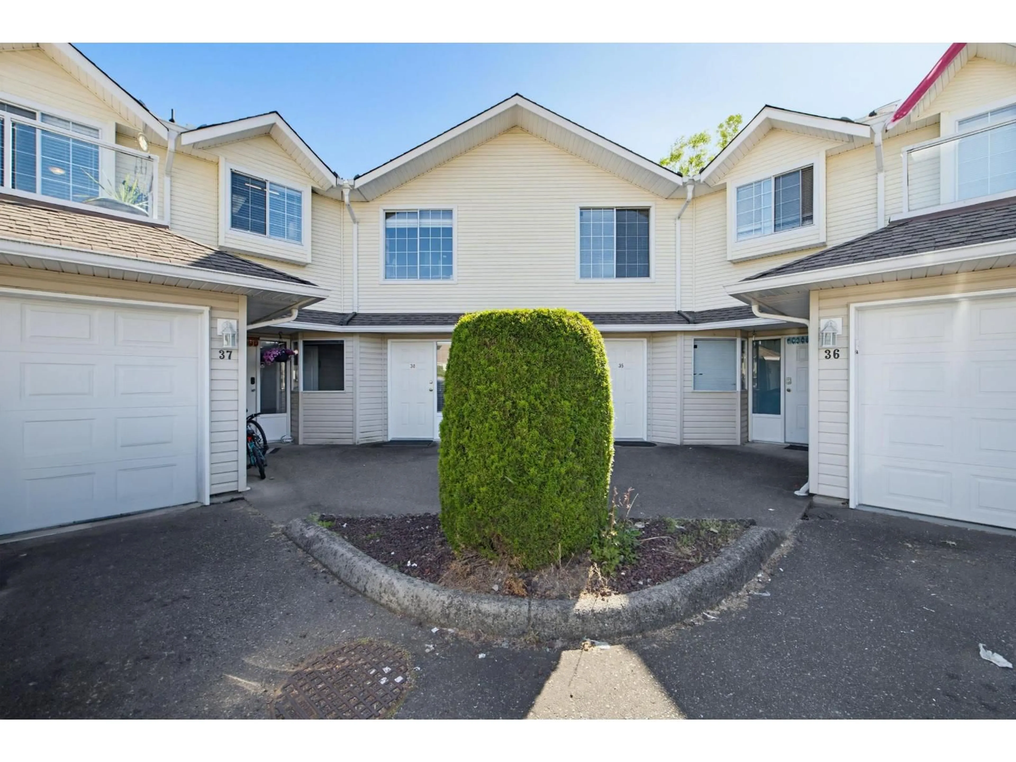 A pic from outside/outdoor area/front of a property/back of a property/a pic from drone, street for 38 - 31255 UPPER MACLURE ROAD, Abbotsford British Columbia V2T5N4