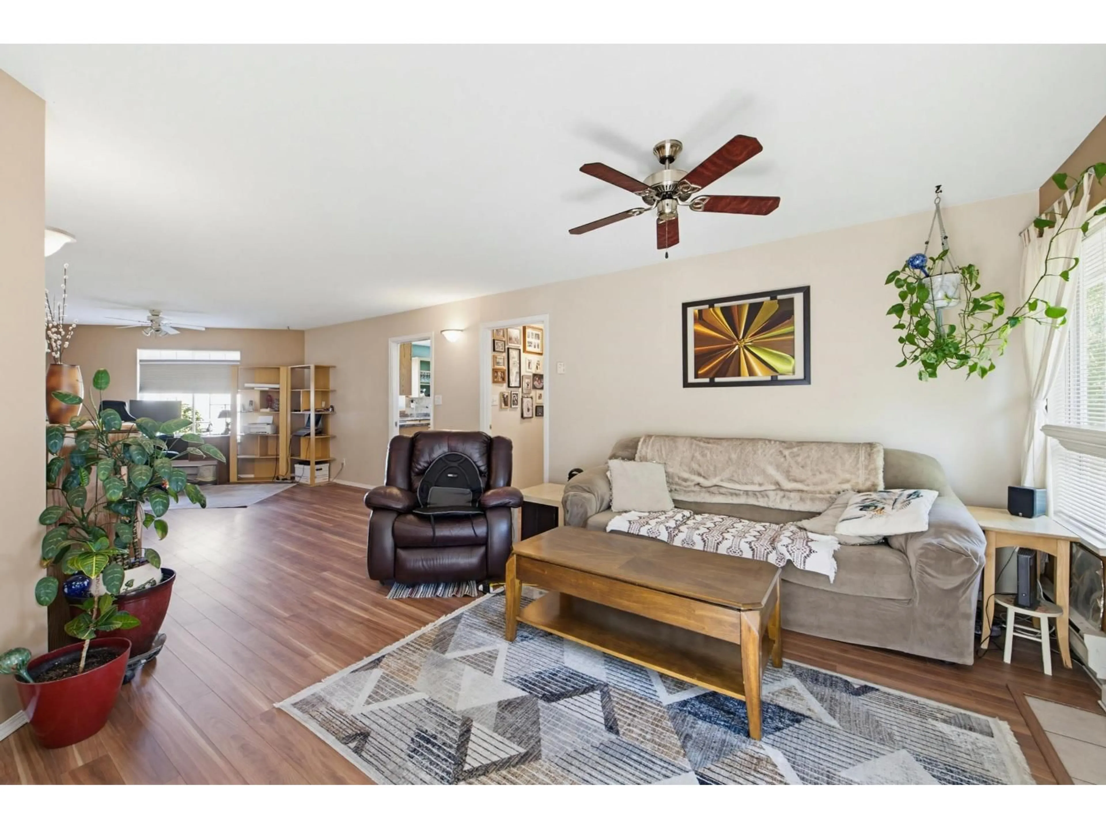 Living room with furniture, wood/laminate floor for 38 - 31255 UPPER MACLURE ROAD, Abbotsford British Columbia V2T5N4