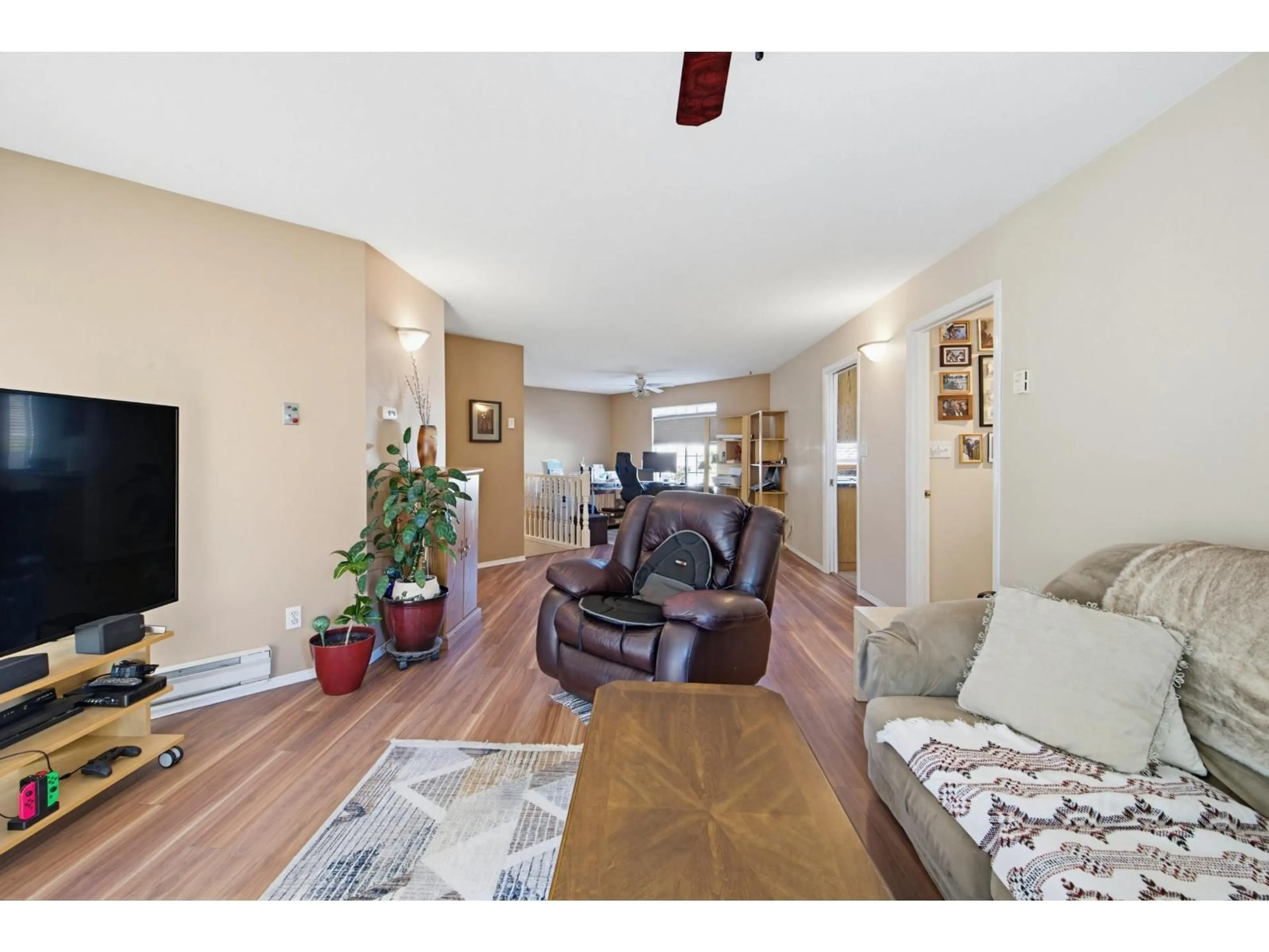 Living room with furniture, wood/laminate floor for 38 - 31255 UPPER MACLURE ROAD, Abbotsford British Columbia V2T5N4