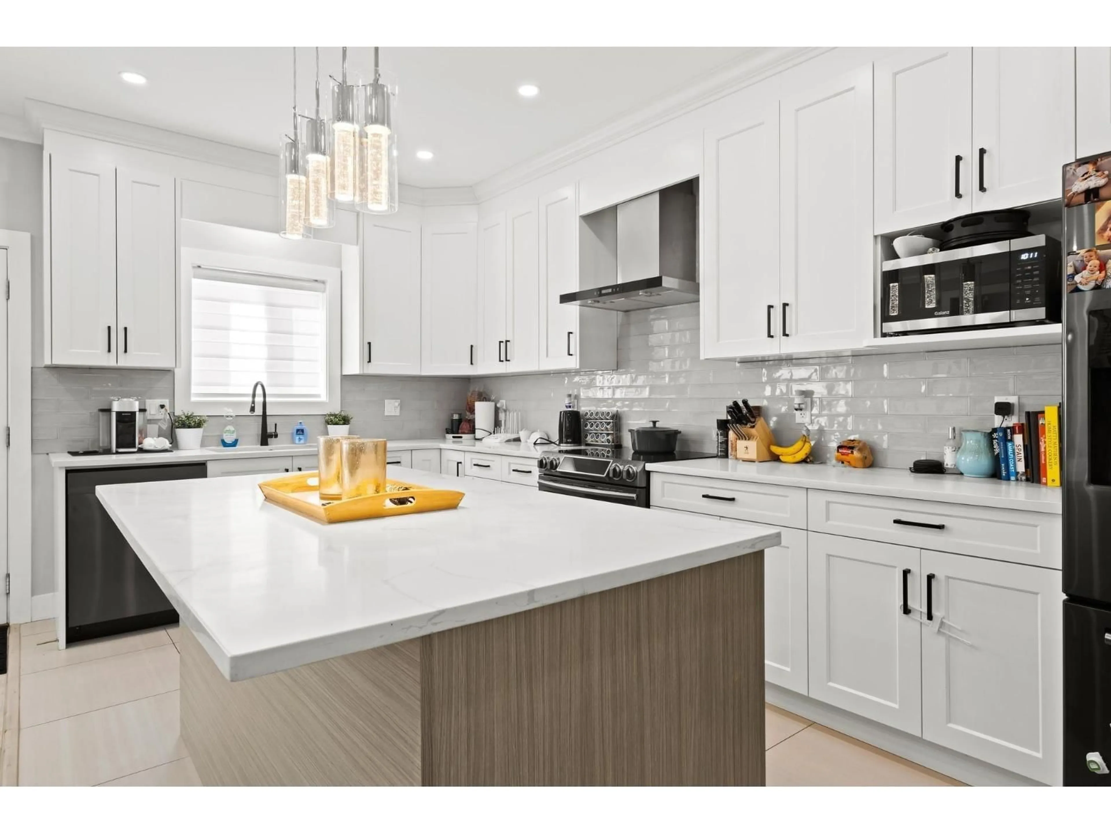 Contemporary kitchen, unknown for 19436 72A AVENUE, Surrey British Columbia V4N5X9
