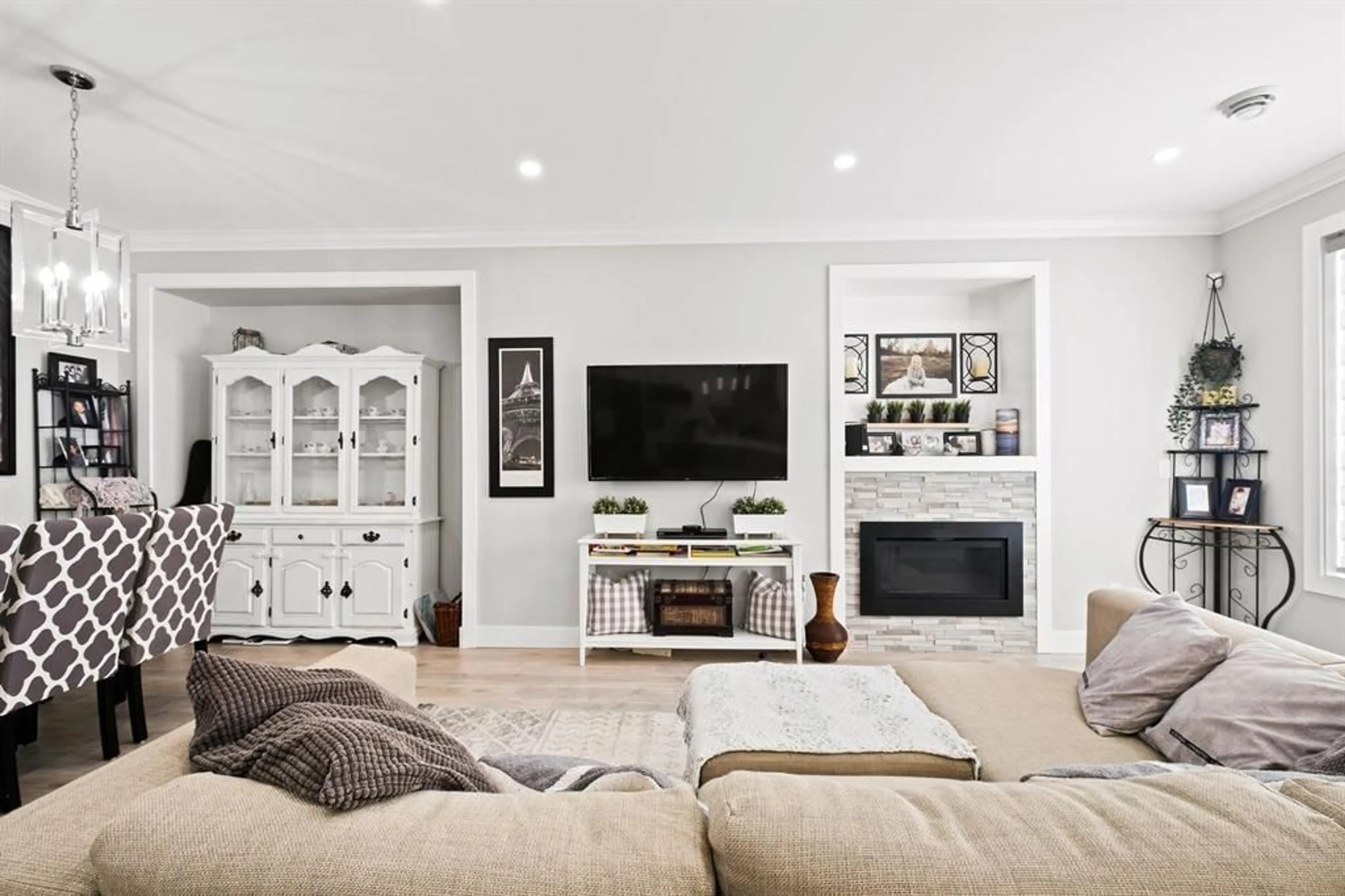Living room with furniture, unknown for 19436 72A AVENUE, Surrey British Columbia V4N5X9