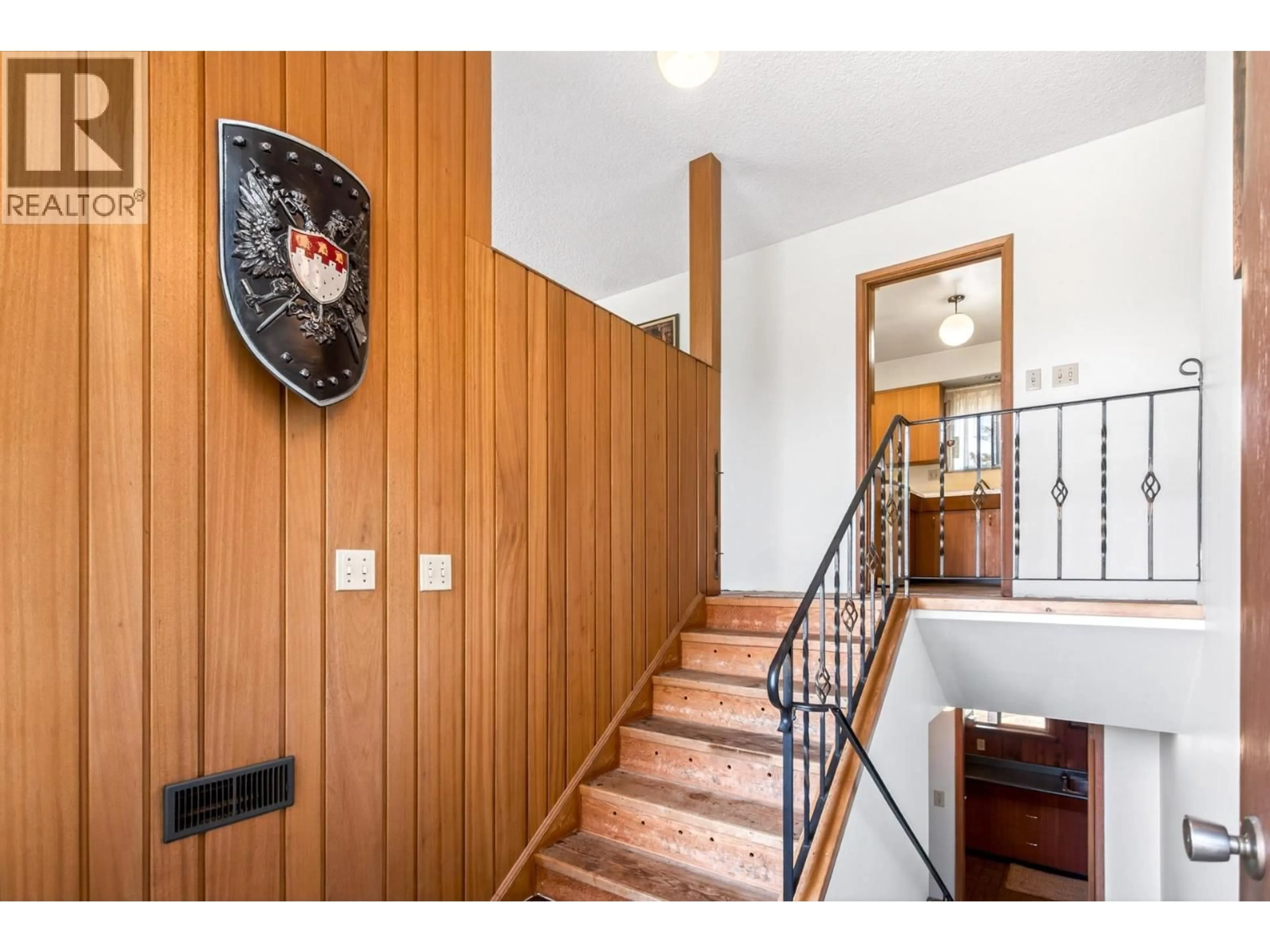 Indoor foyer for 256 ROSSMORE COURT, Coquitlam British Columbia V3K5H3