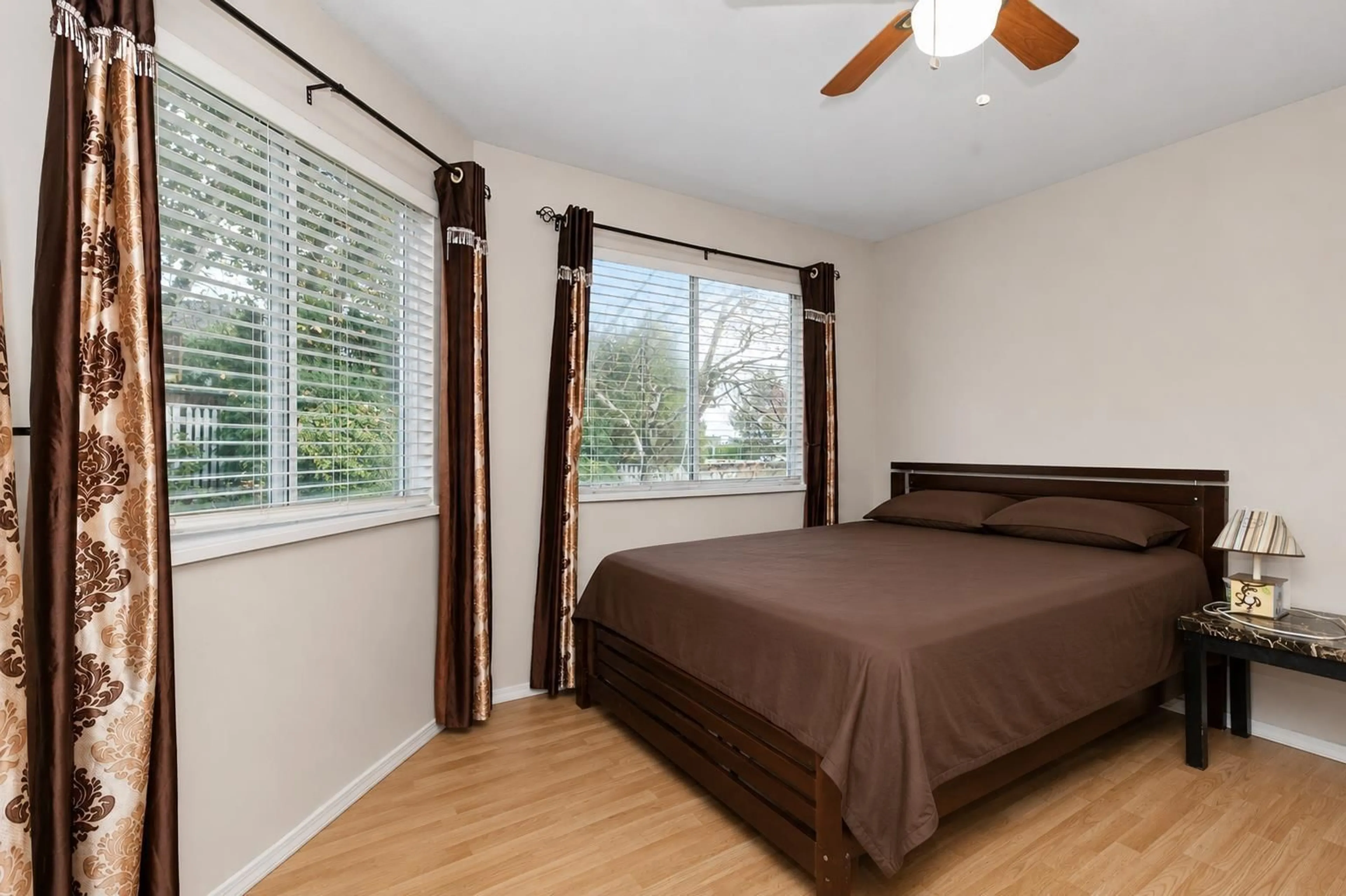 Bedroom with bed, wood/laminate floor for 53 - 31255 UPPER MACLURE DRIVE, Abbotsford British Columbia V2T5N4