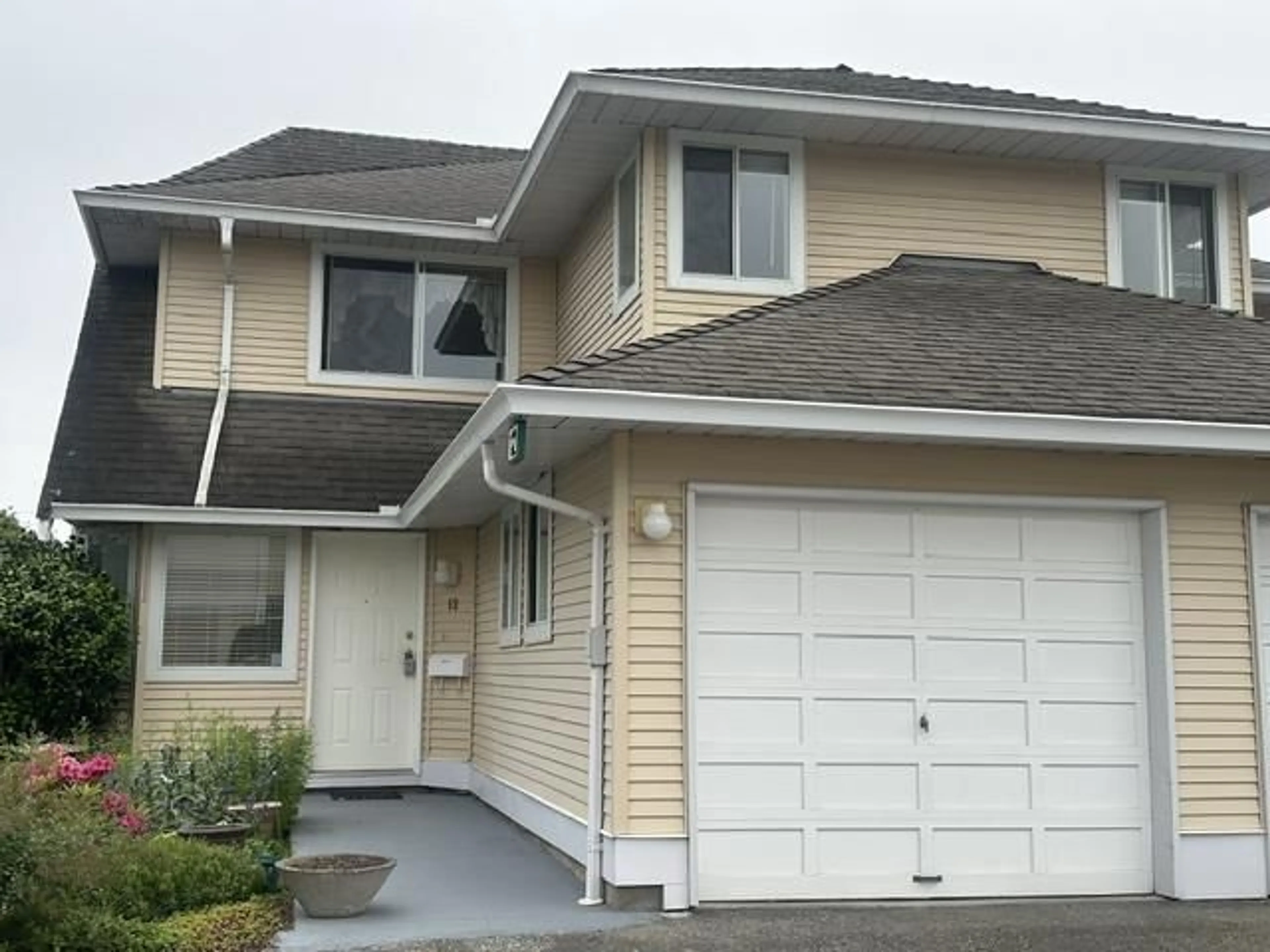 Home with vinyl exterior material, street for 12 - 2475 EMERSON STREET, Abbotsford British Columbia V2T4W5