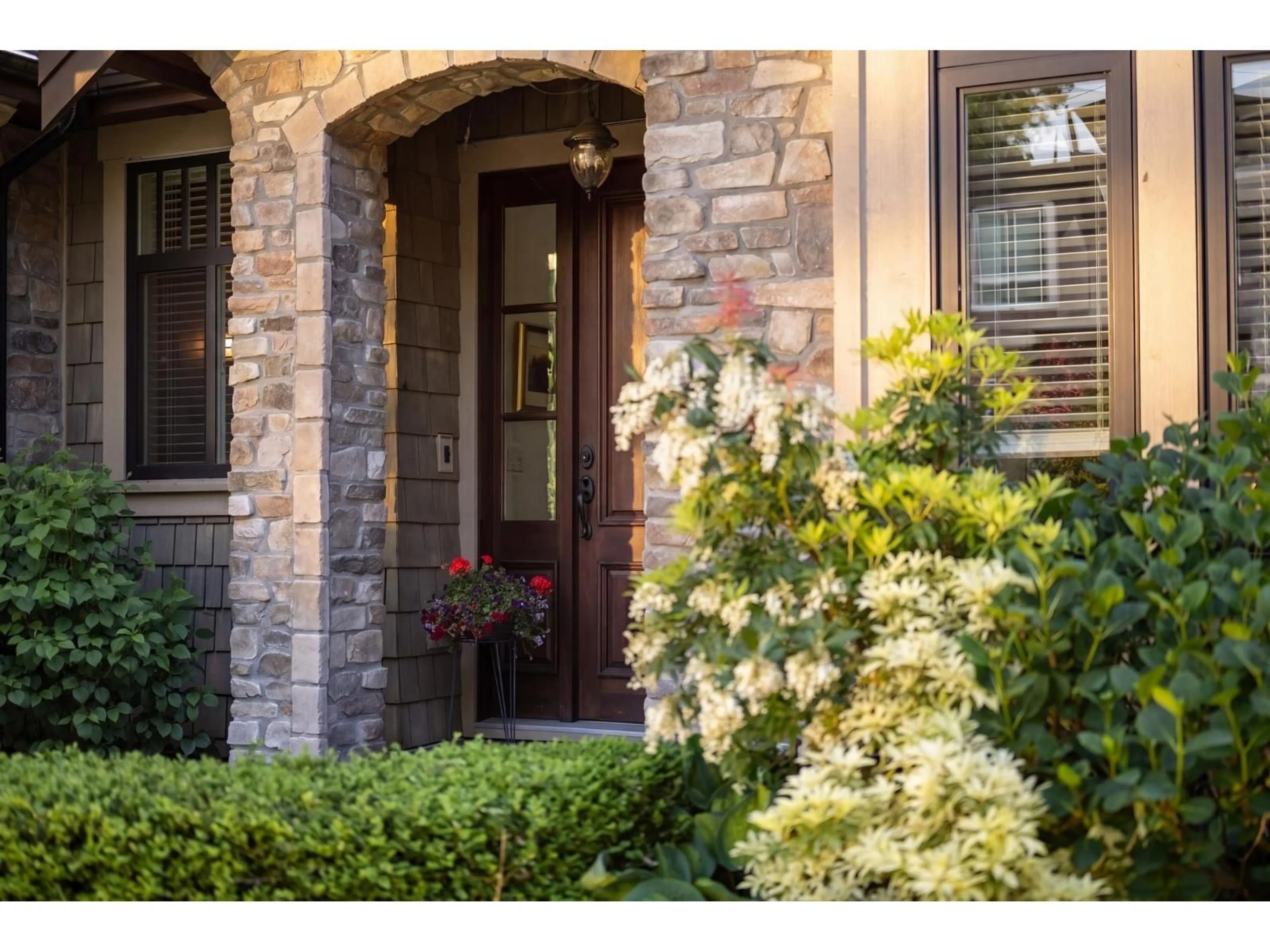 Indoor entryway for 13536 14 AVENUE, Surrey British Columbia V4A5H5