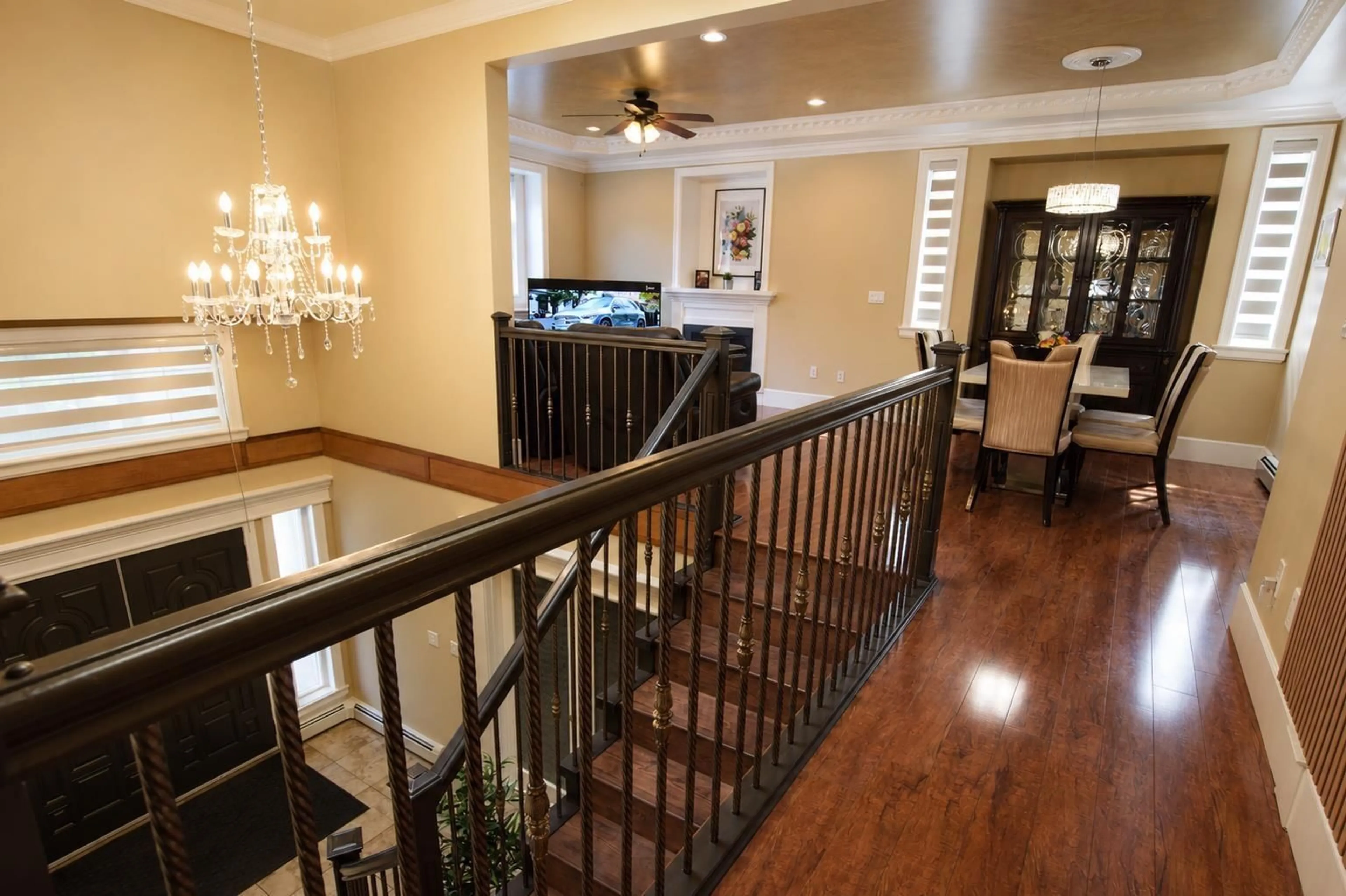 Indoor foyer for 14926 102A AVENUE, Surrey British Columbia V3R1K9