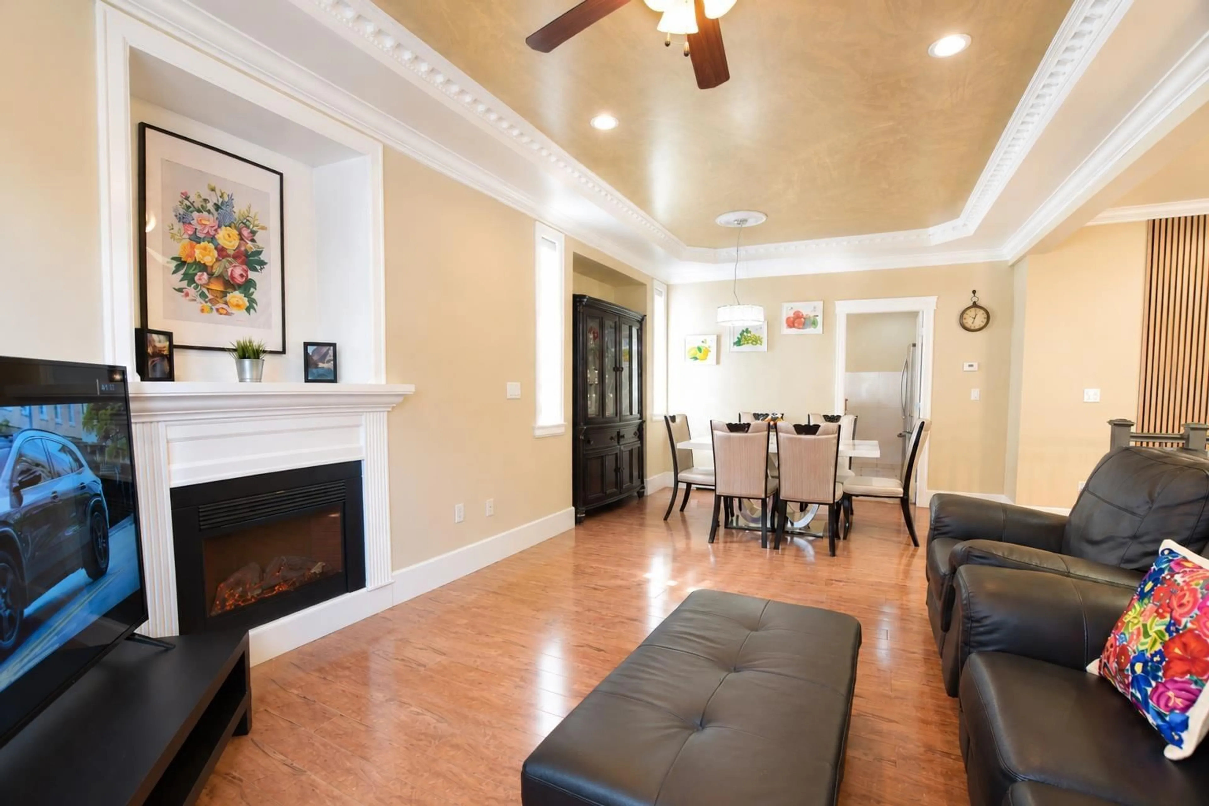 Living room with furniture, unknown for 14926 102A AVENUE, Surrey British Columbia V3R1K9