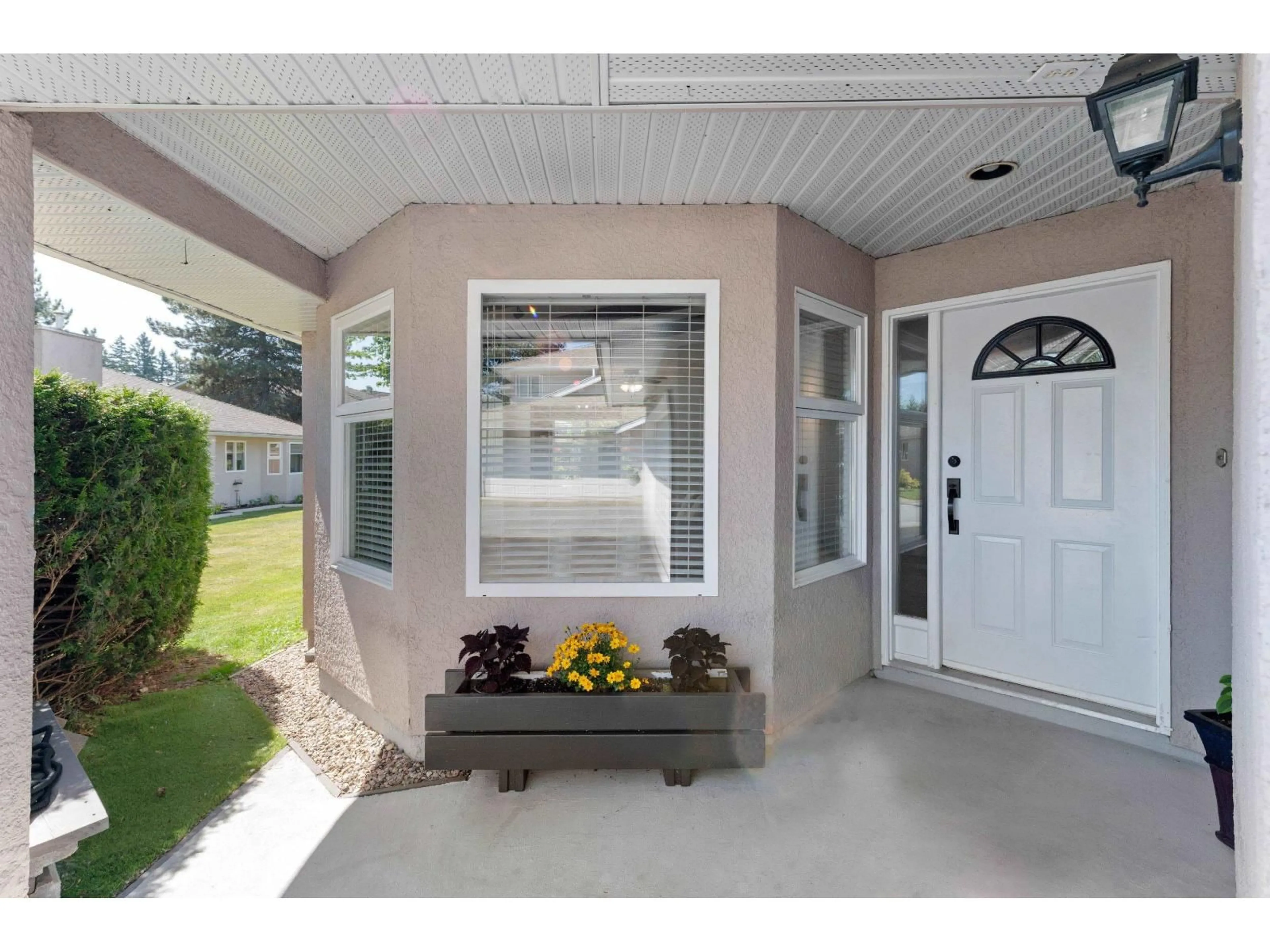 Indoor entryway for 178 - 15501 89A AVENUE, Surrey British Columbia V3R0Z5