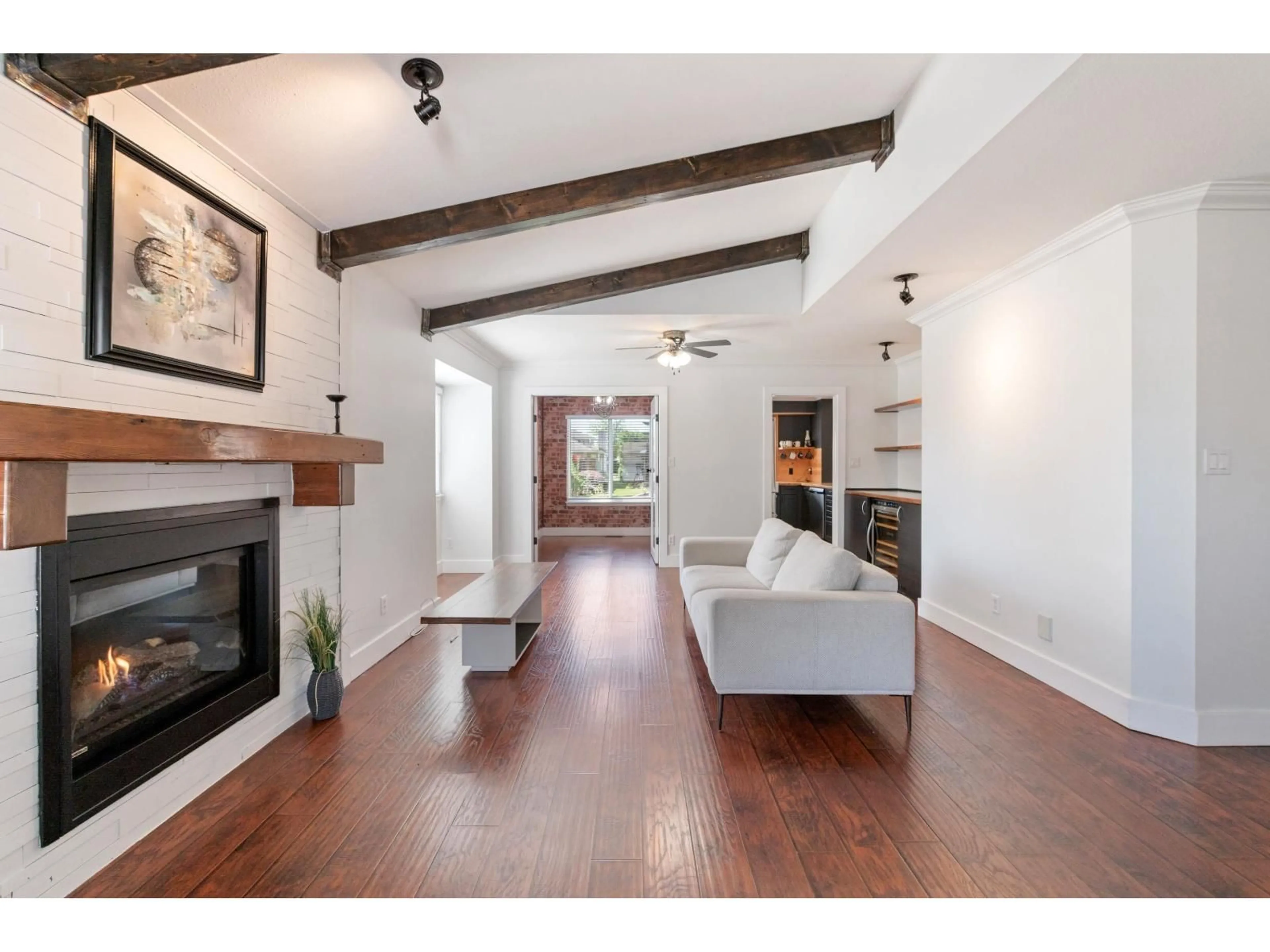 Living room with furniture, wood/laminate floor for 178 - 15501 89A AVENUE, Surrey British Columbia V3R0Z5