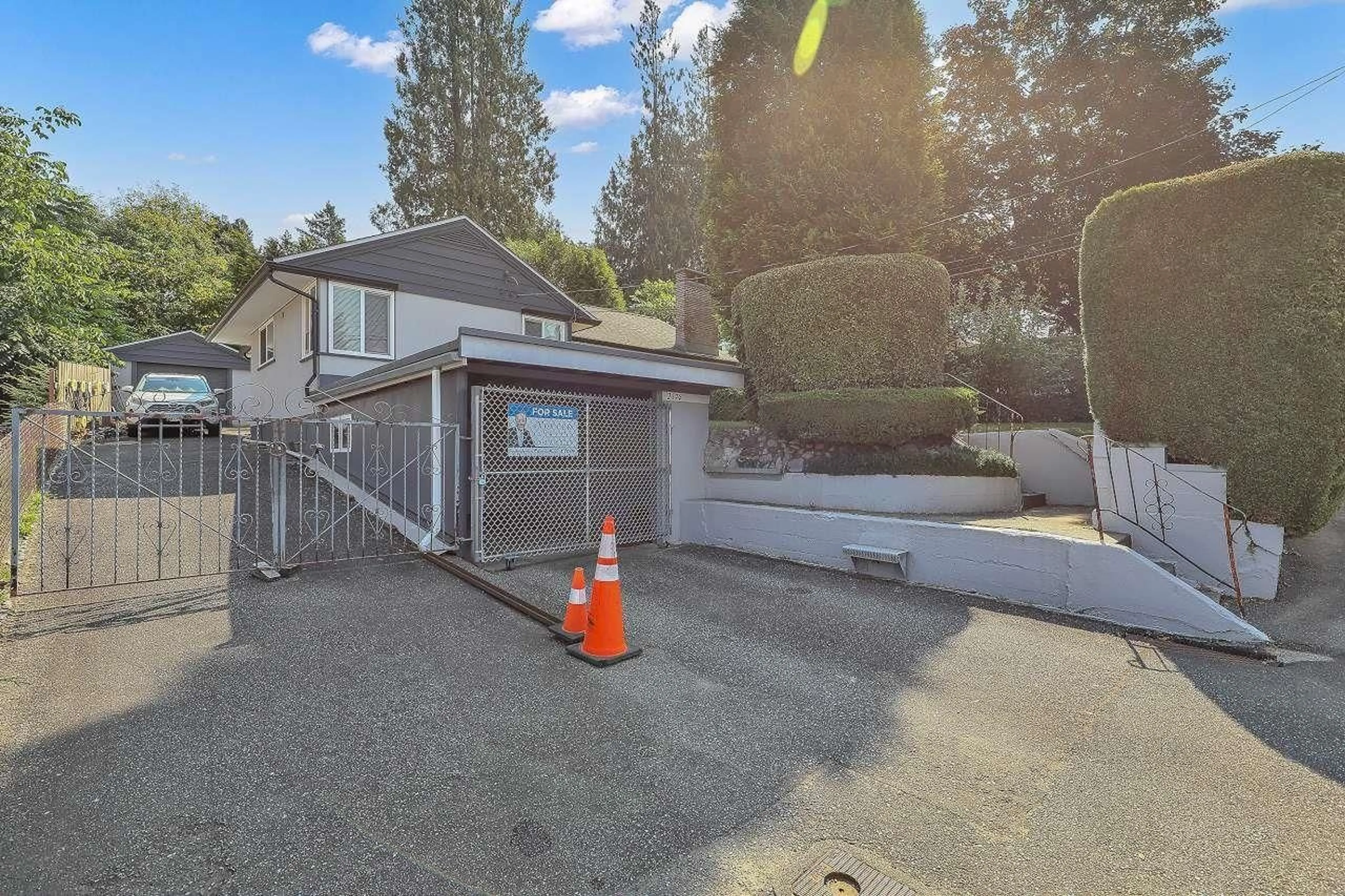 A pic from outside/outdoor area/front of a property/back of a property/a pic from drone, street for 2374 HILLSIDE DRIVE, Abbotsford British Columbia V2S3R7