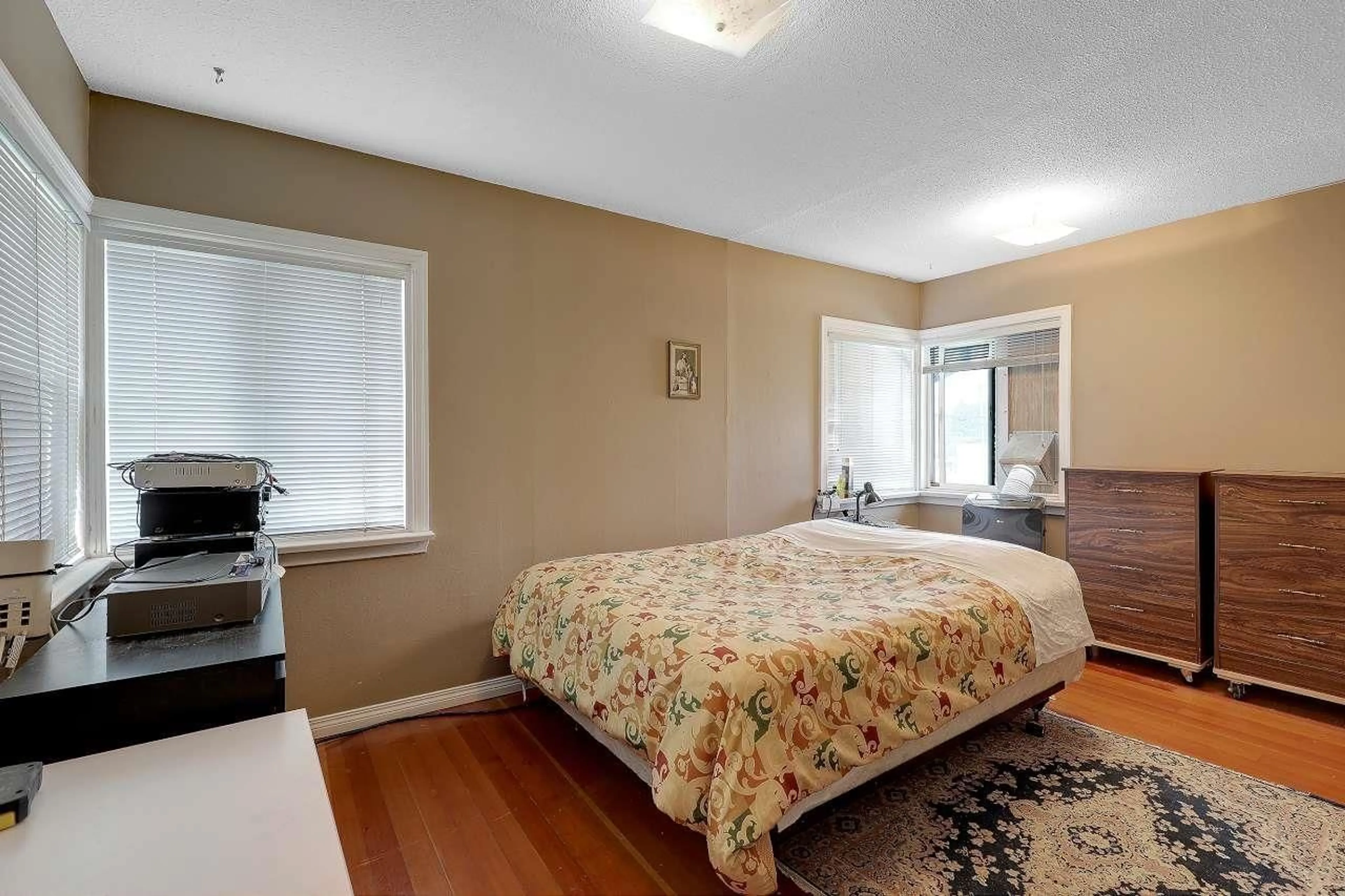 Bedroom with bed, unknown for 2374 HILLSIDE DRIVE, Abbotsford British Columbia V2S3R7
