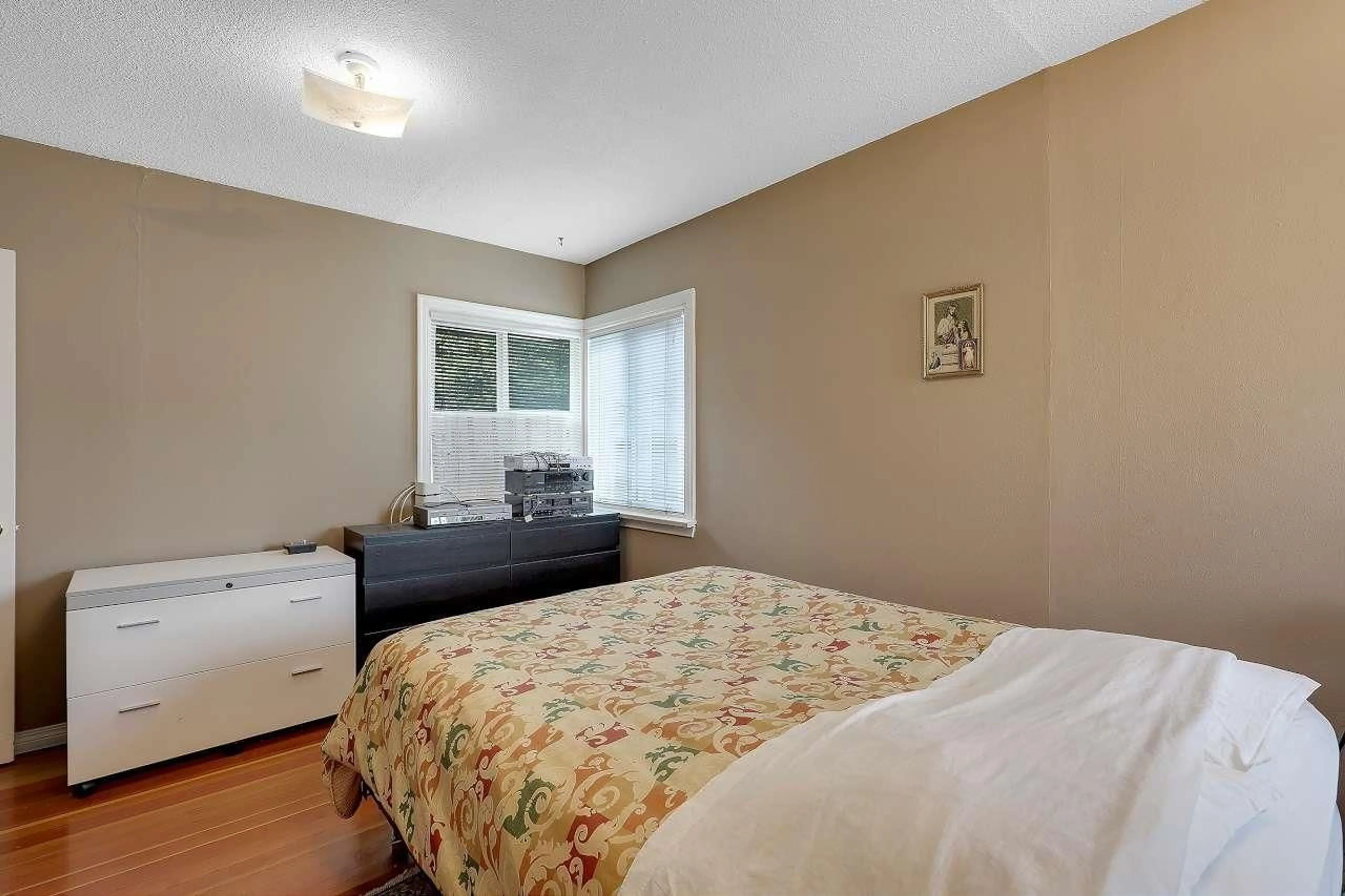 Bedroom with bed, unknown for 2374 HILLSIDE DRIVE, Abbotsford British Columbia V2S3R7
