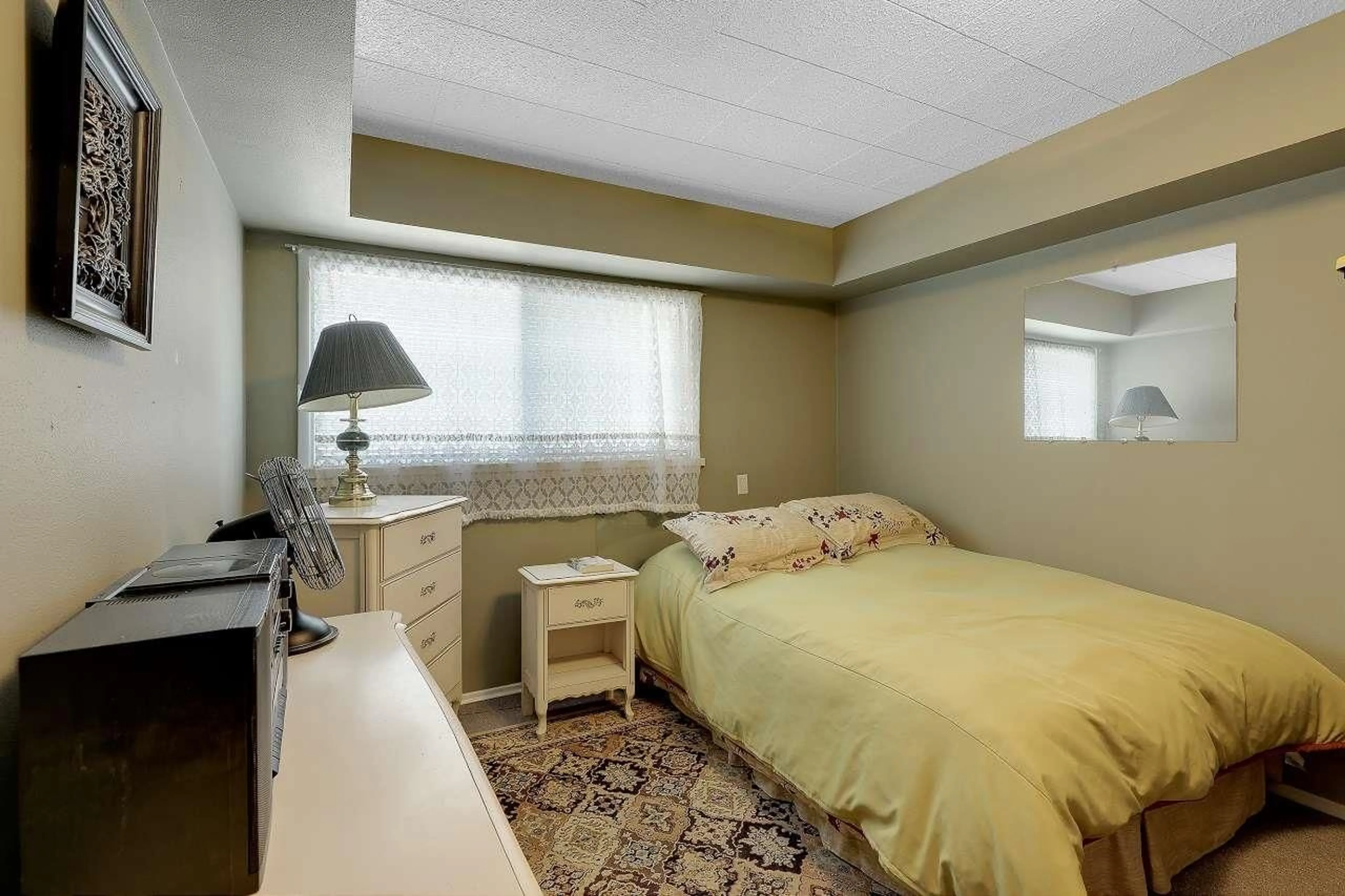 Bedroom with bed, unknown for 2374 HILLSIDE DRIVE, Abbotsford British Columbia V2S3R7