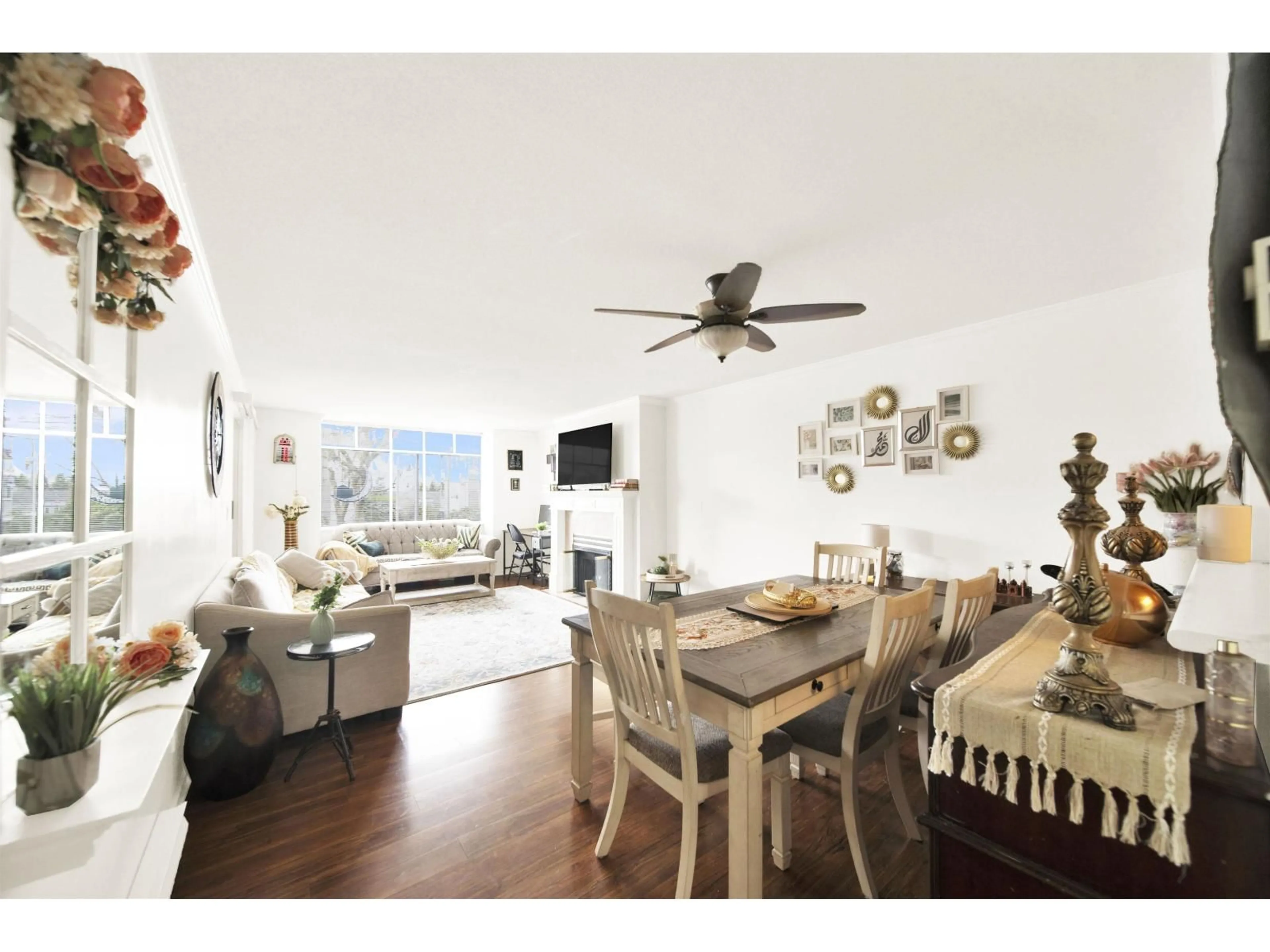 Living room with furniture, wood/laminate floor for 102 - 9765 140 STREET, Surrey British Columbia V3T5S5
