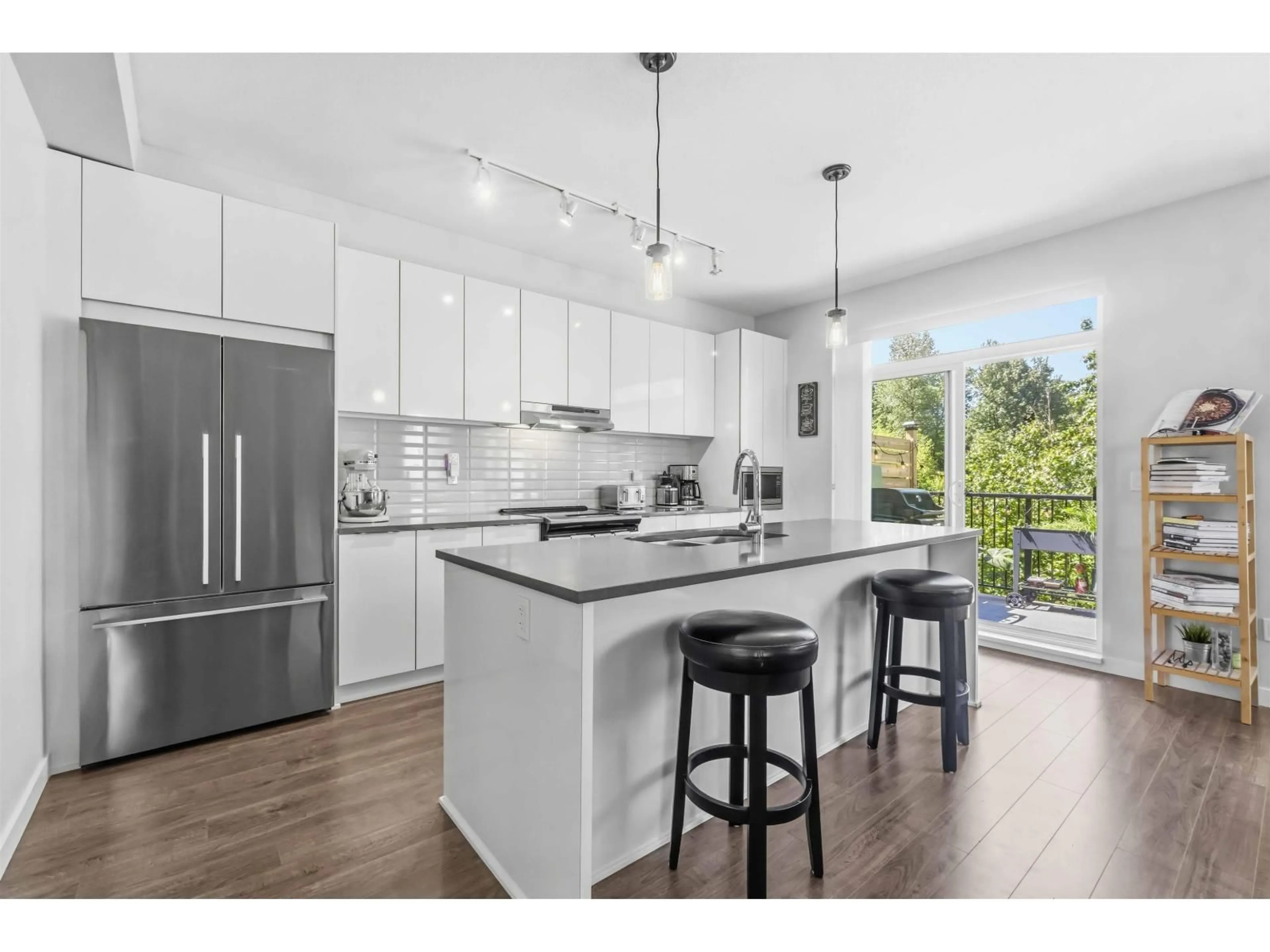 Open concept kitchen, wood/laminate floor for 142 - 30930 WESTRIDGE PLACE, Abbotsford British Columbia V2T0H6