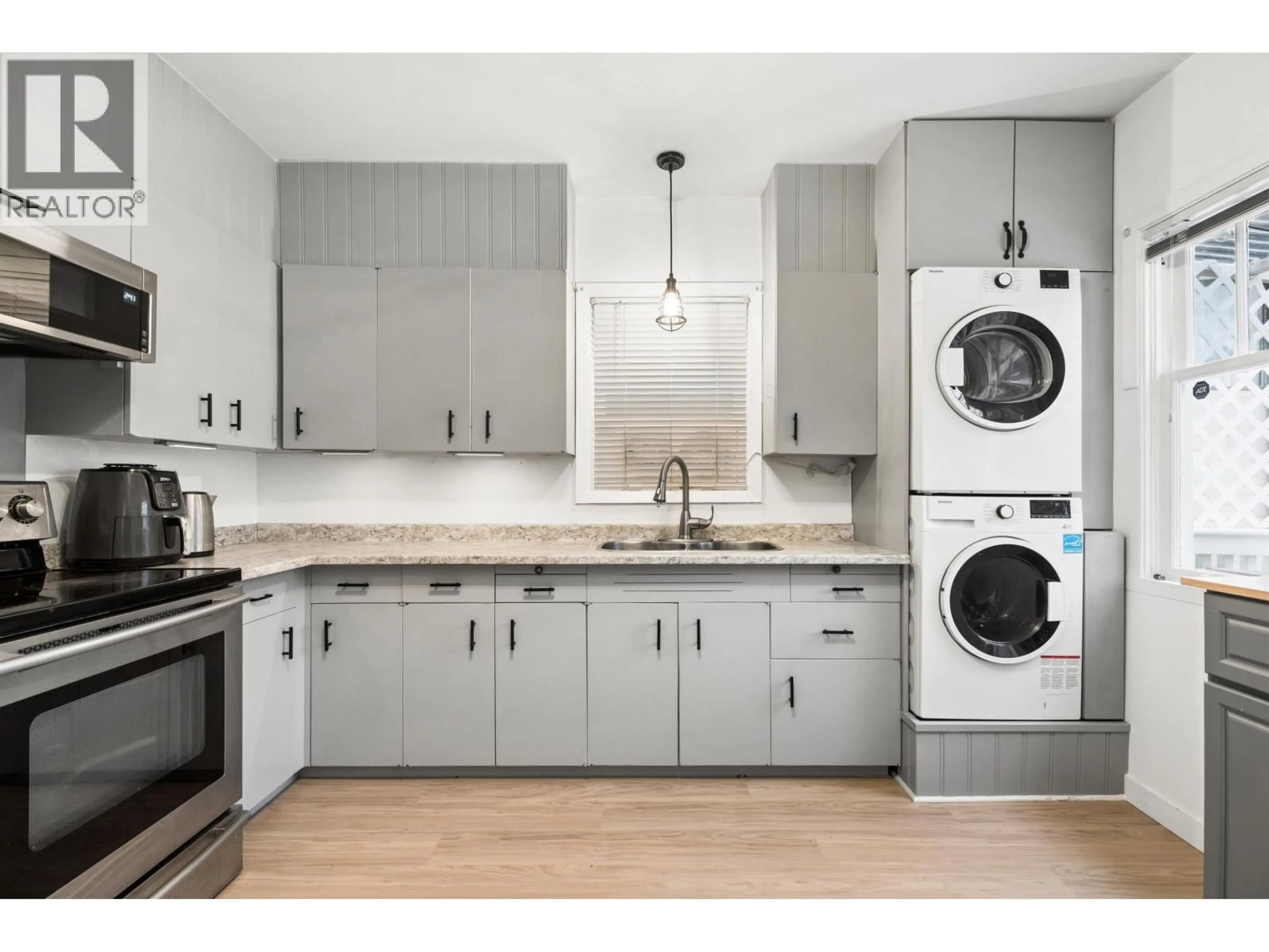 Kitchen with laundary machines, unknown for 936 17TH AVENUE, Vancouver British Columbia V5Z1V4