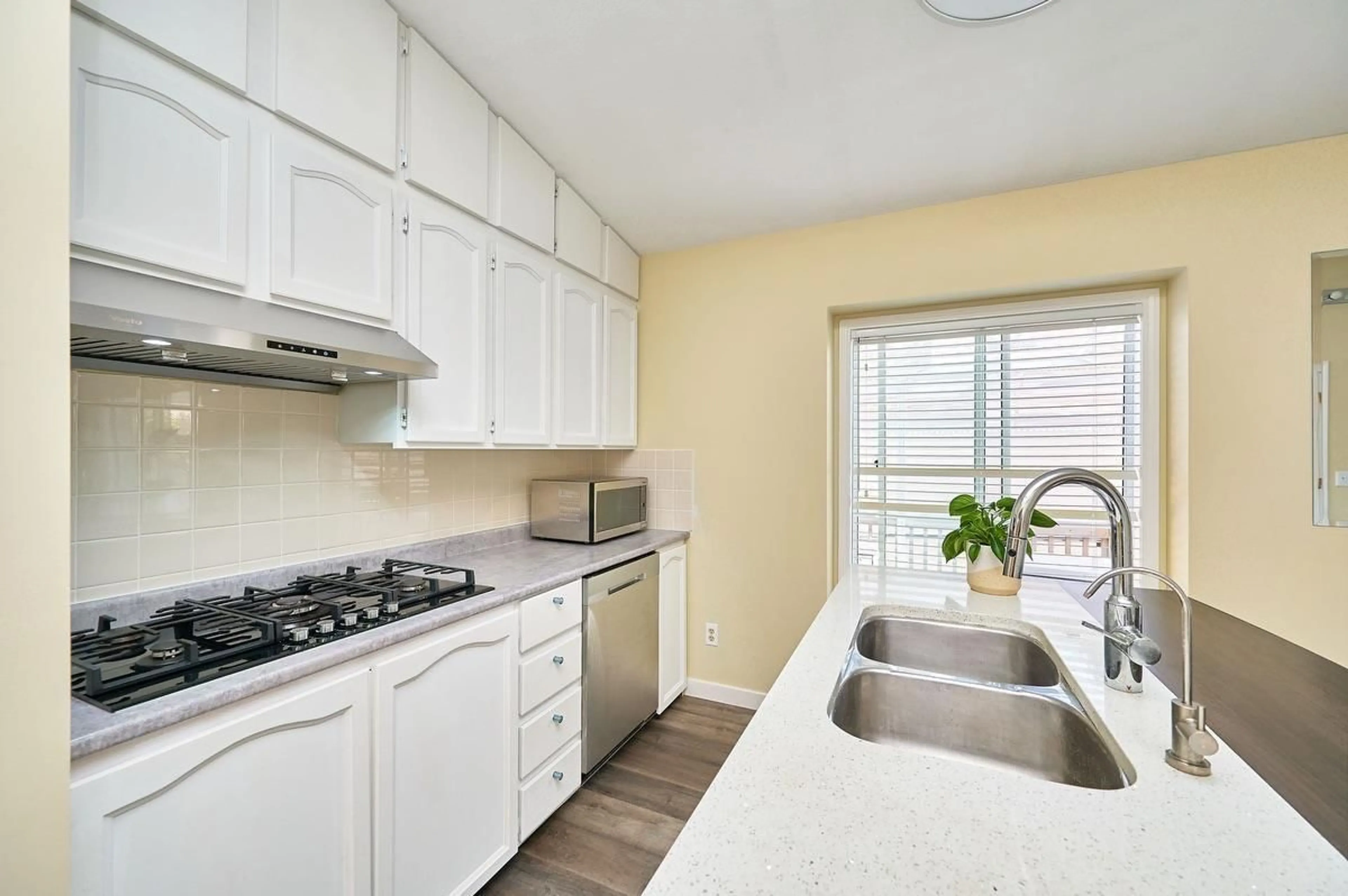 Standard kitchen, unknown for 67 - 1400 164 STREET, Surrey British Columbia V4A8V8