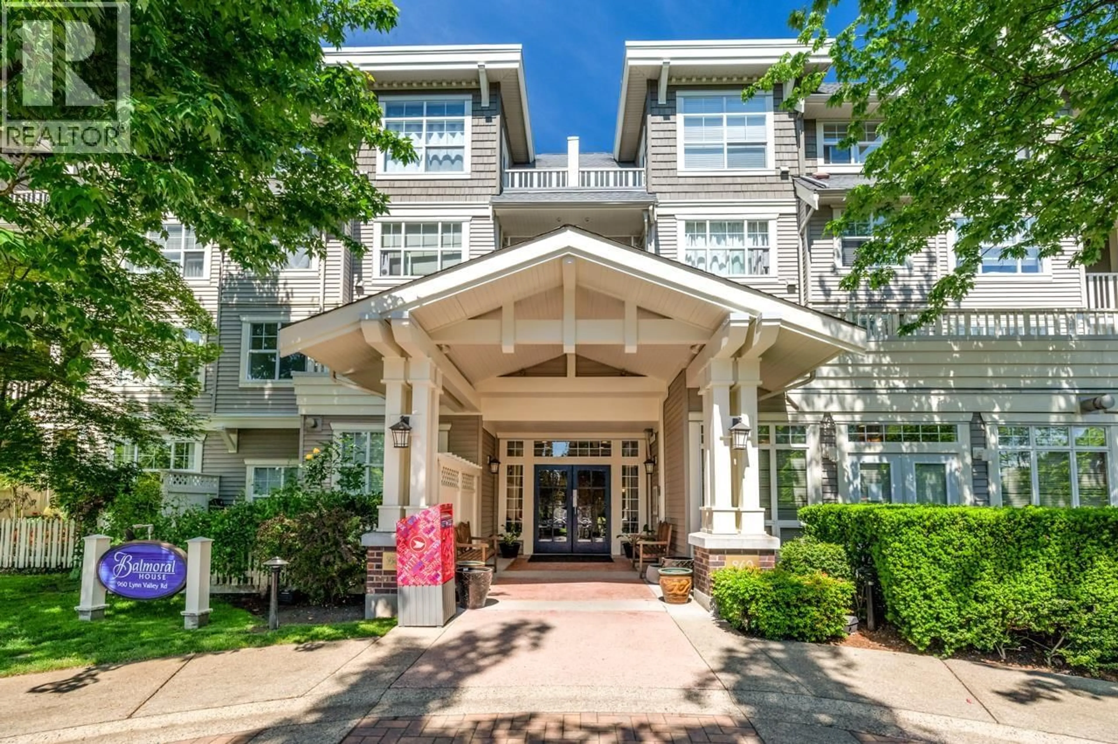 Indoor foyer for 113 - 960 LYNN VALLEY ROAD, Vancouver British Columbia V7J3V6